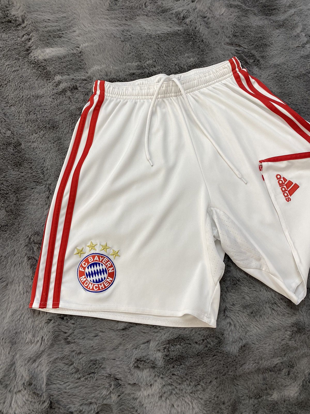 Adidas × Vintage BAYERN MUNICH 2015 2016 HOME SOCCER SHORTS ADIDAS Size US 31 - 3 Thumbnail