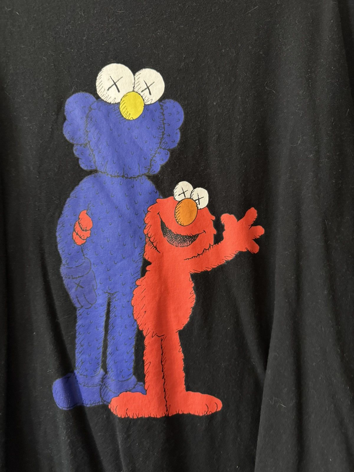 Kaws Black Kaws Uniqlo Elmo T-Shirt Blue and Red Graphic. Size US XXL / EU 58 / 5 - 2 Thumbnail