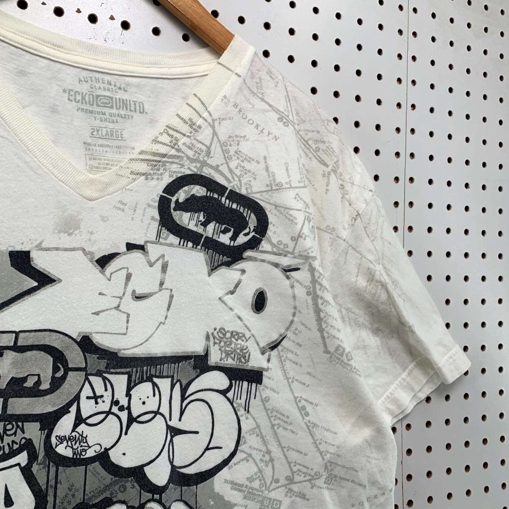 Ecko Unltd. VINTAGE Ecko Unltd T Shirt Mens 2XL White Graffiti Hip Hop V Neck Y2K Shirt Mens 2XL White Graffiti Hip Hop V Neck Y2K Size US XXL / EU 58 / 5 - 7 Thumbnail
