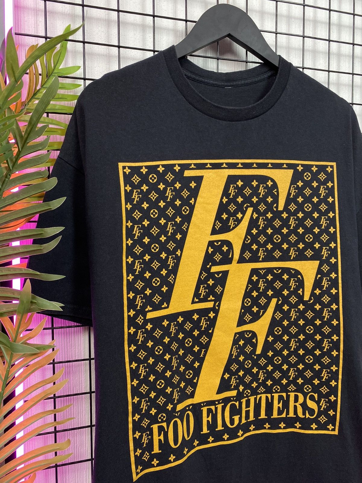 Band Tees Foo Fighters band T shirt Tee “Louis Vuitton style logo” Men Size US XL / EU 56 / 4 - 4 Thumbnail