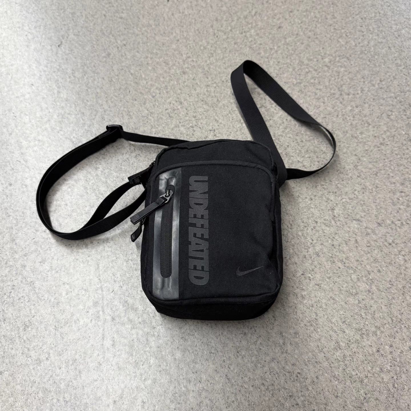 Nike Nike x Undefeated Red & Green Stripe Sling Bag K15 Size ONE SIZE - 3 Thumbnail