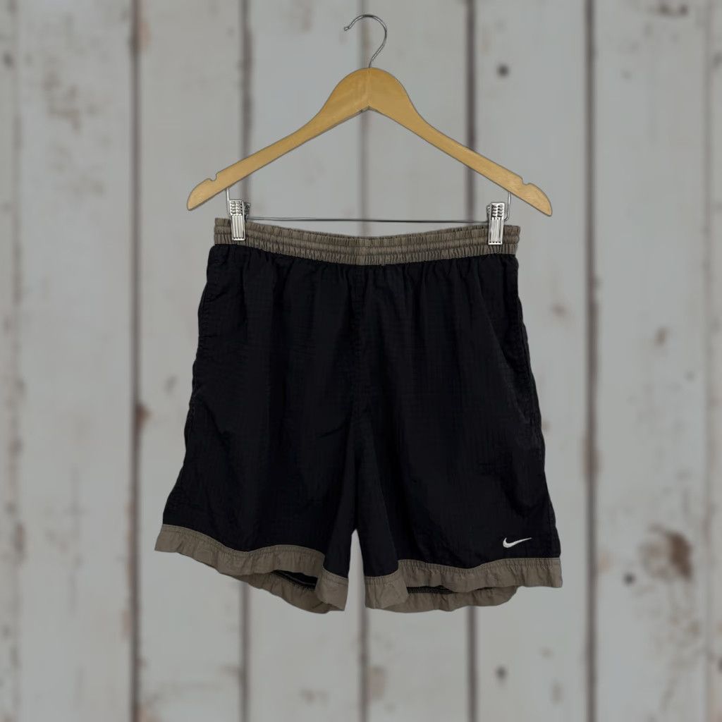Nike VINTAGE Nike Nylon Shorts Mens 90s Black L Athletic Rare Retro Hype Y2K Size US 33 - 1 Thumbnail