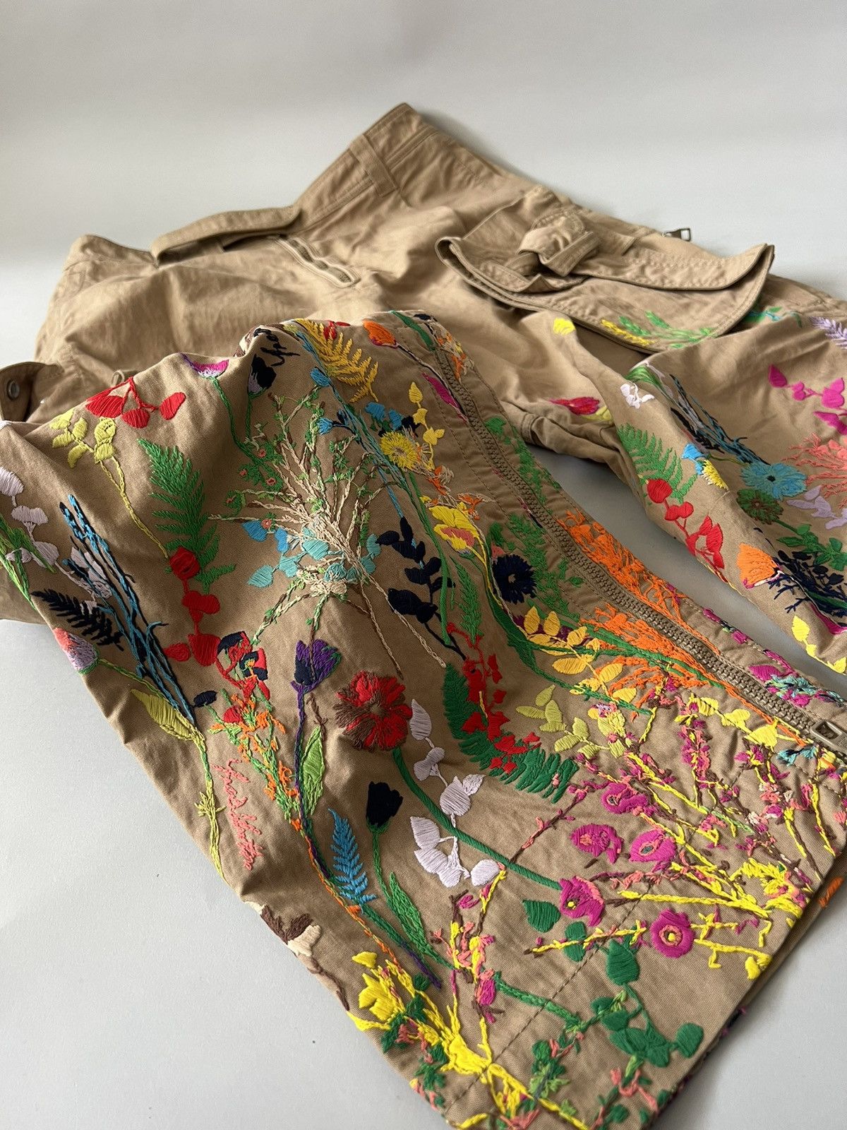 Louis Vuitton Louis Vuitton Flower Embroidered Cargo Pants Size US 34 / EU 50 - 7 Thumbnail