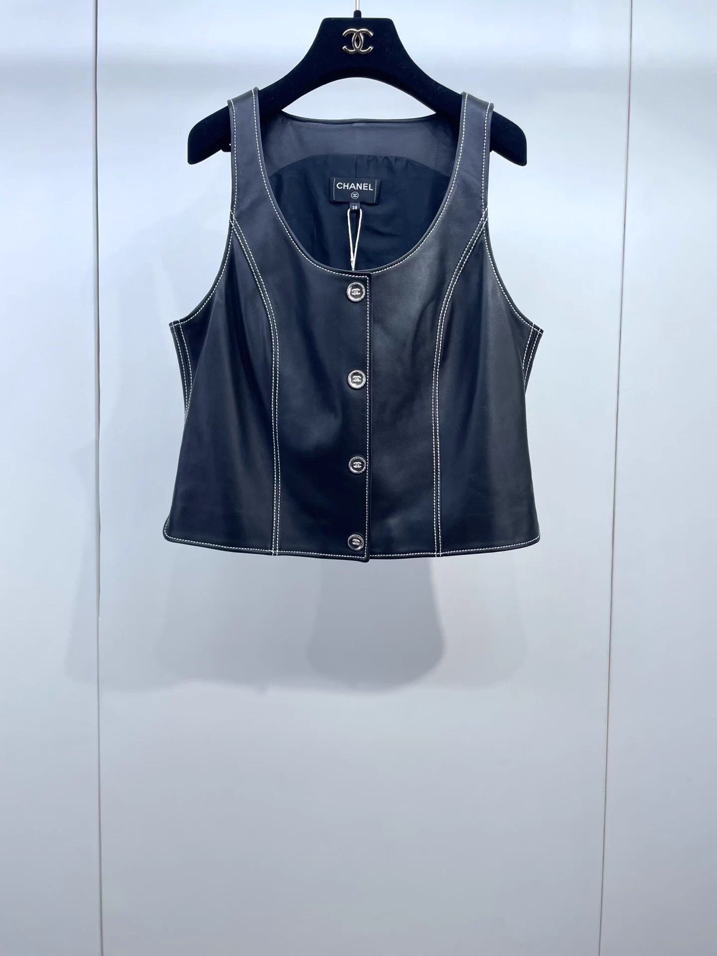 Chanel Chanel 25C Women's White Leather Vest 38 (98 New) Size S / US 4 / IT 40 - 1 Thumbnail