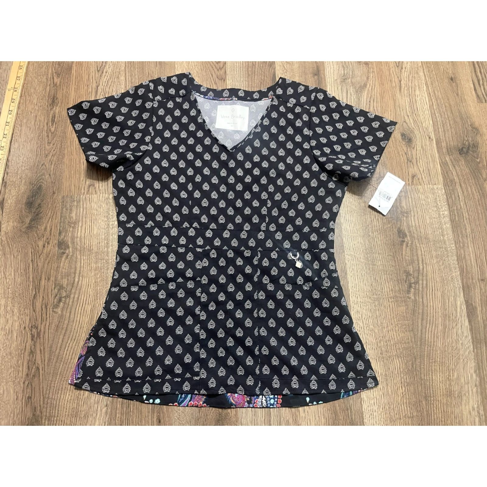 Vera Bradley Vera Bradley Scrub Top Women XS Black White V-Neck Allover Print NWT Size 26" / US 2 / IT 38 - 2 Thumbnail