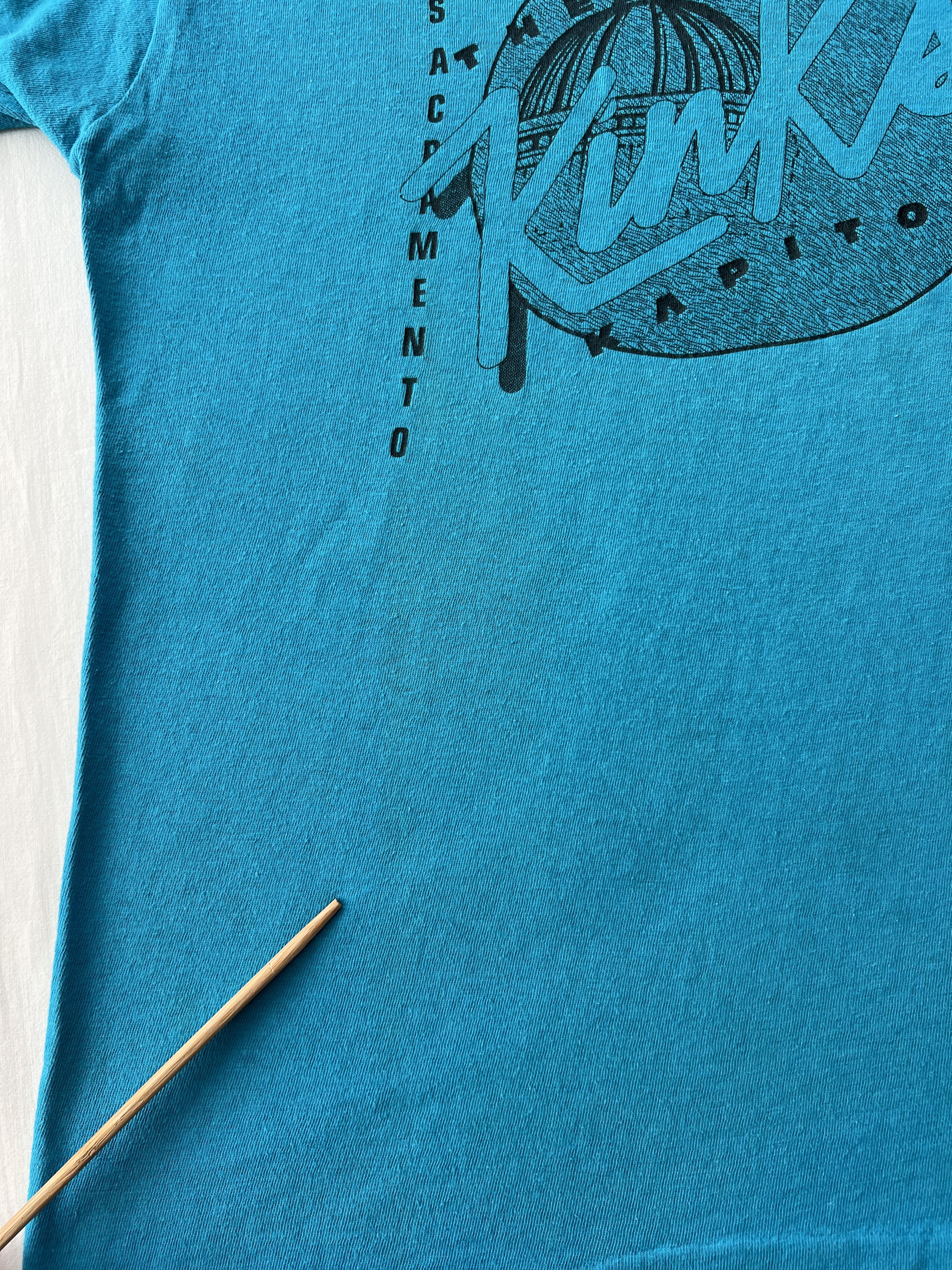 Band Tees Vintage 80s The Kinks Sacramento Kapitol Blue T-shirt Size US M / EU 48-50 / 2 - 7 Thumbnail
