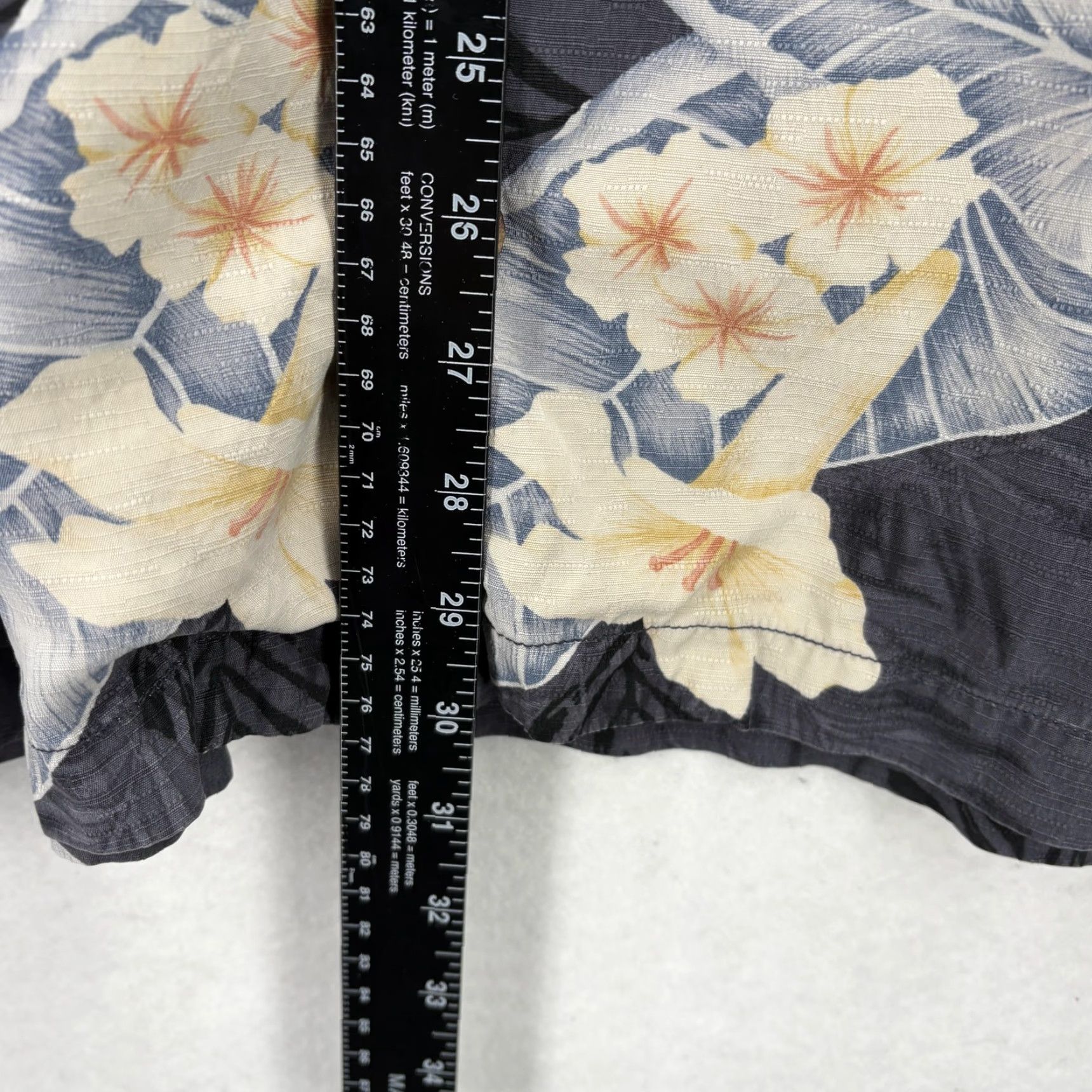 Tommy Bahama Tommy Bahama Shirt Mens Large Gray Silk Hawaiian Aloha Floral Button Front Camp Shirt Size US L / EU 52-54 / 3 - 7 Thumbnail