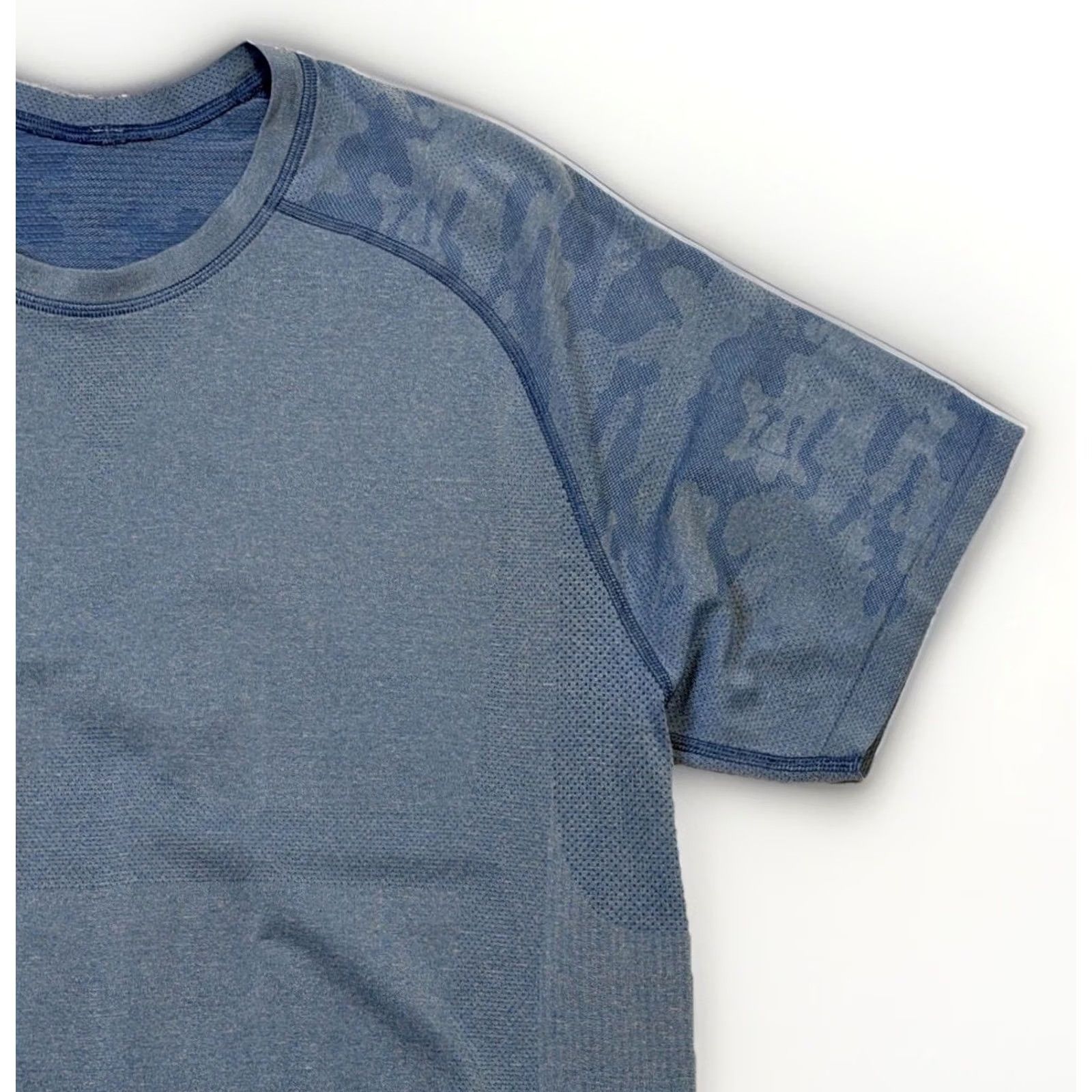 Lululemon Lululemon Shirt Mens Large Blue Camo Seamless Athletic Training Short Sleeve Size US L / EU 52-54 / 3 - 2 Thumbnail