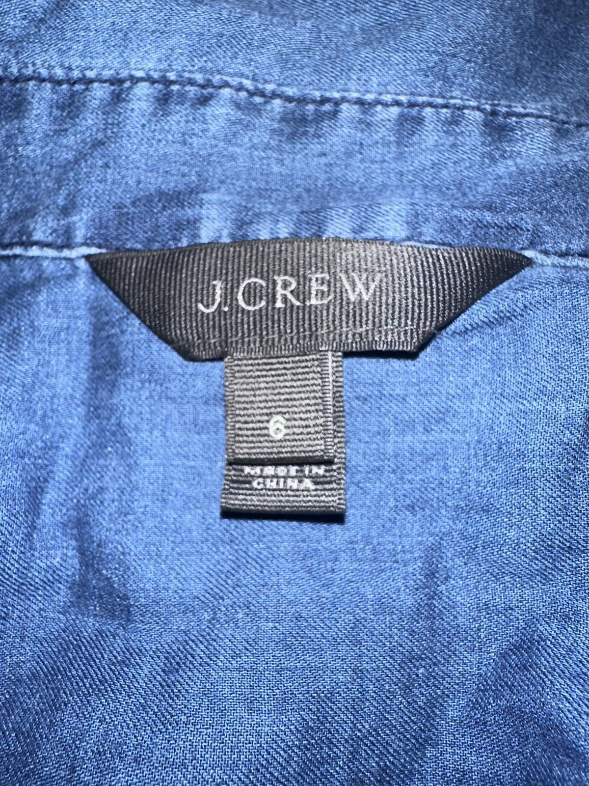 J.Crew J.Crew Women’s Denim Shirt Size 6 Classic Button‑Down Size M / US 6-8 / IT 42-44 - 4 Thumbnail