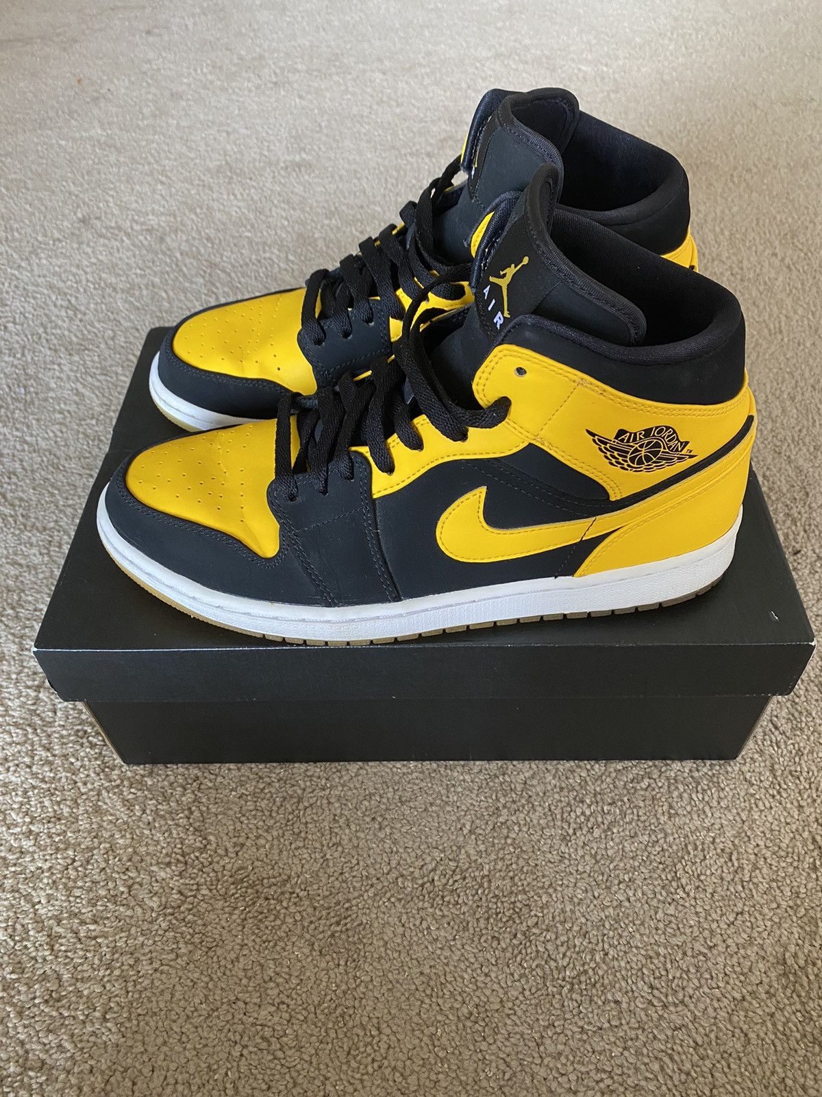 Jordan Brand Jordan 1 Retro Mid New Love 2017 Size 10 Size US 10 / EU 43 - 2 Thumbnail