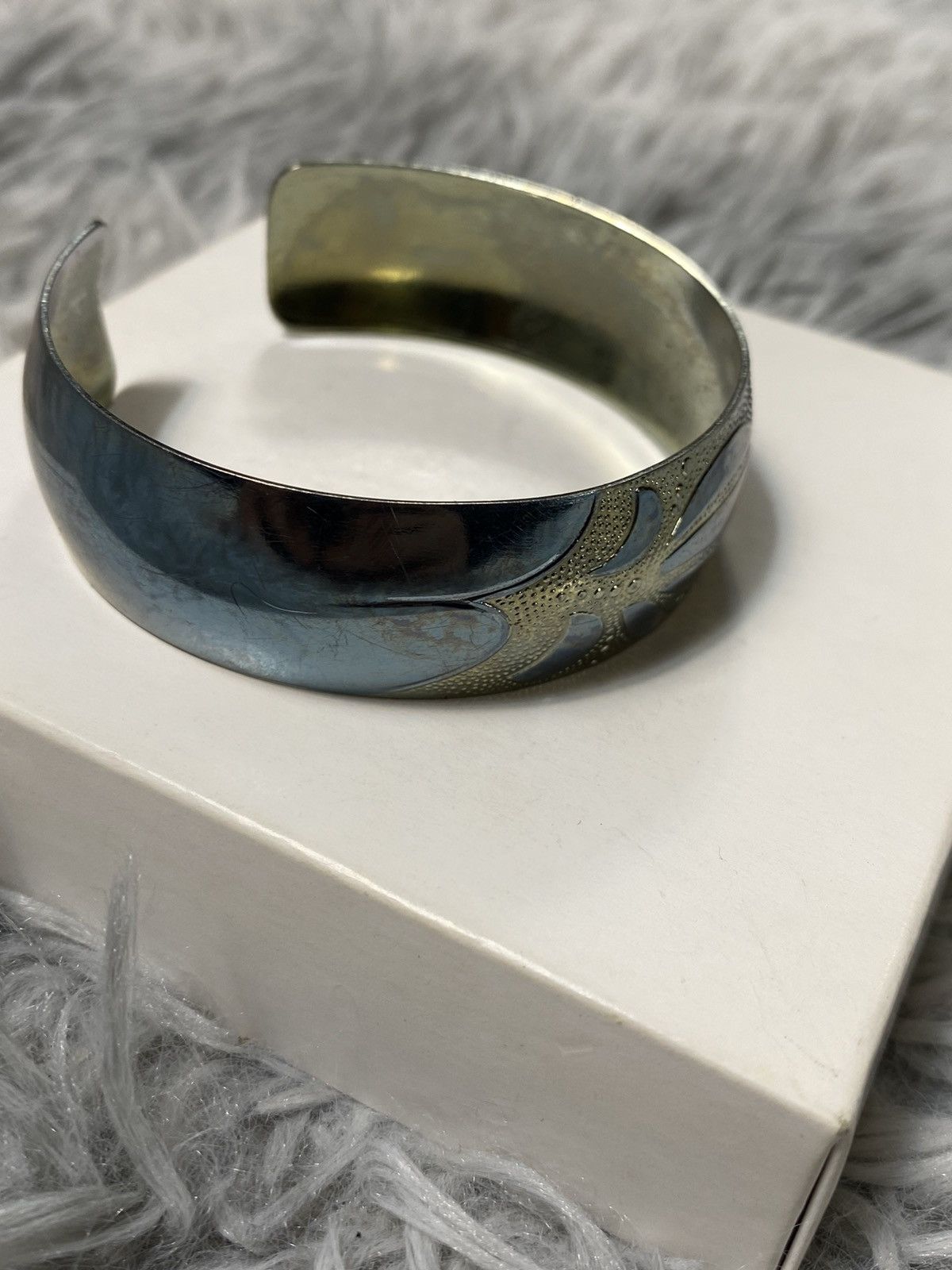 Jewelry Vintage Engraved Metal Cuff Bracelet – Japanese Brand Size ONE SIZE - 9 Thumbnail