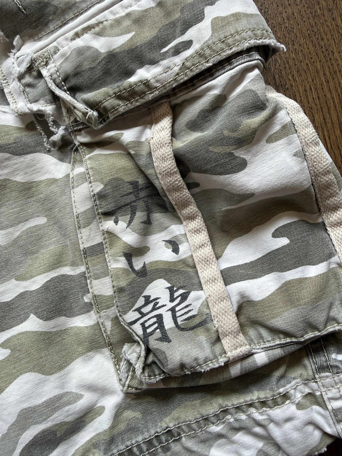 Vintage Vintage Y2K No Boundaries Dragon Camo Cargo Shorts Size US 38 / EU 54 - 4 Thumbnail