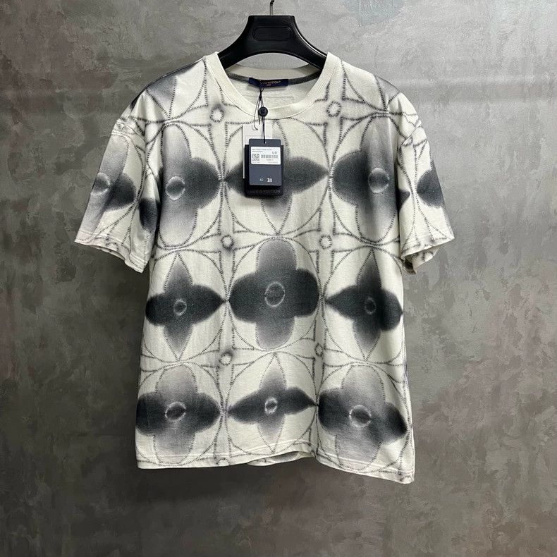 Louis Vuitton Louis Vuitton Tin-dyed and printed short sleeve T-shirt wi Size US L / EU 52-54 / 3 - 1 Thumbnail