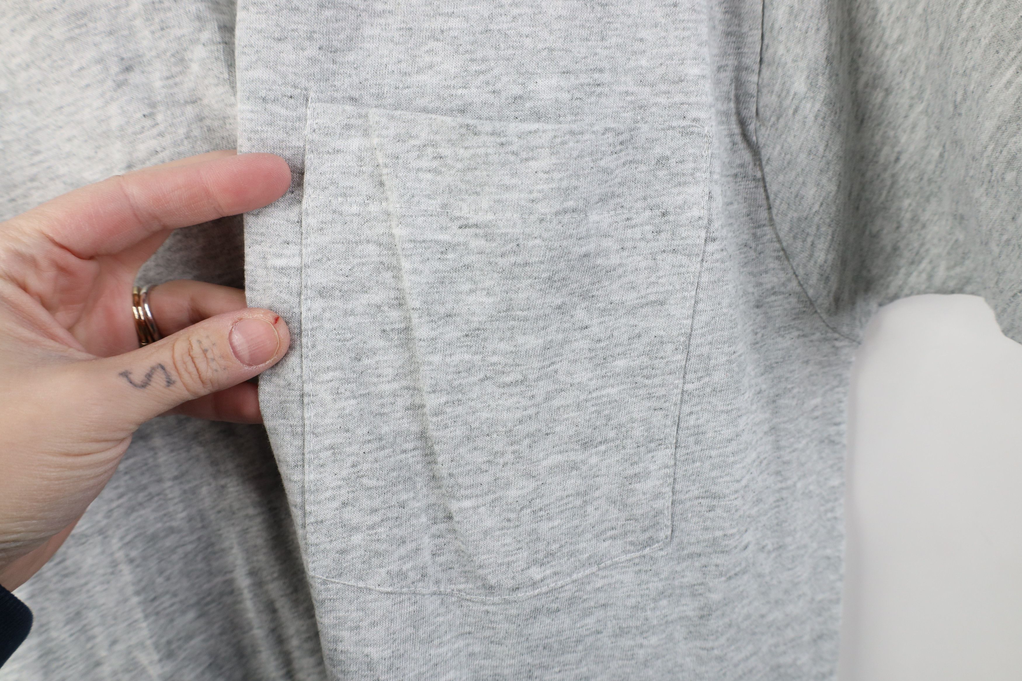 Vintage Vintage 90s Streetwear Short Sleeve Pocket T-Shirt Gray USA Size US L / EU 52-54 / 3 - 4 Thumbnail