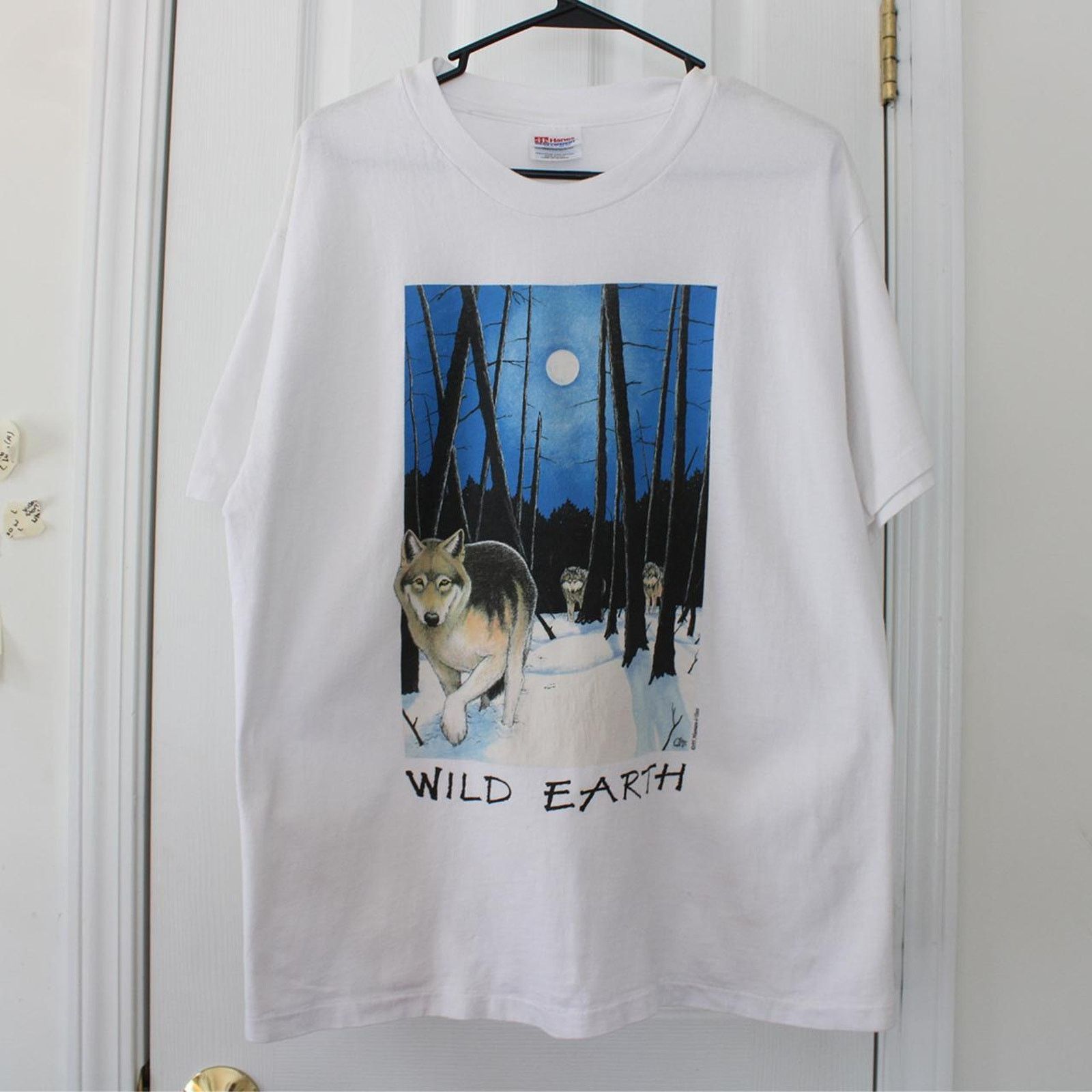Vintage Vintage 90s White Wild Earth Wolves Graphic Tee Size US L / EU 52-54 / 3 - 3 Thumbnail