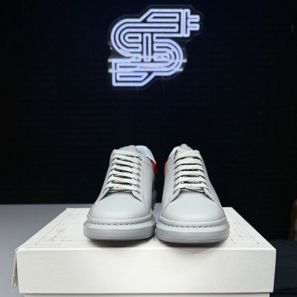 Alexander McQueen Alexander McQueen Oversized Sneaker Grey/Red Size US 12.5 / EU 45-46 - 3 Thumbnail