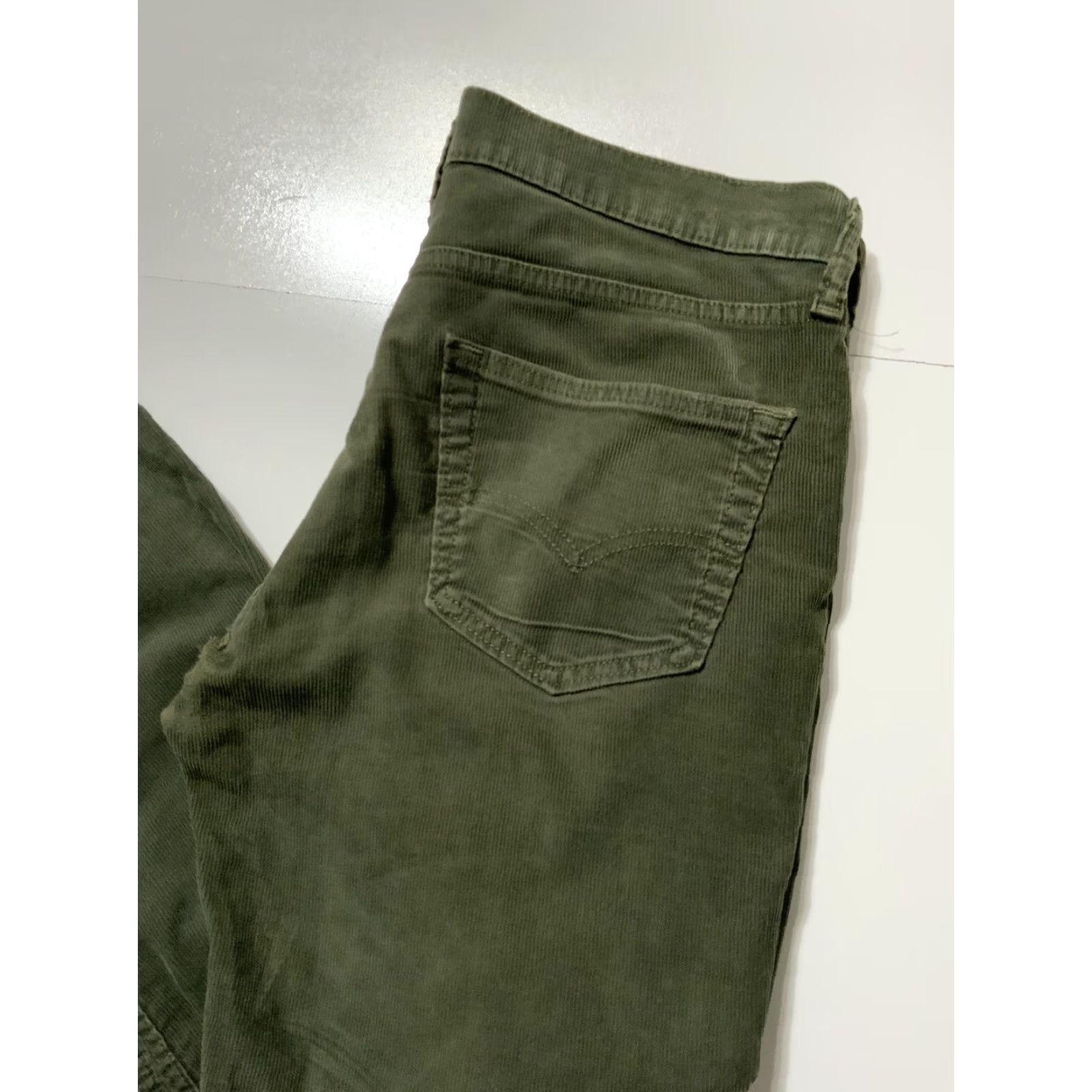 Levi's Levi’s Olive Green Corduroy Pants Corduroy Straight Leg 34 Men Regular 29 Inseam Green Size 34 Jeans Straight Leg Mens Size US 34 / EU 50 - 8 Thumbnail