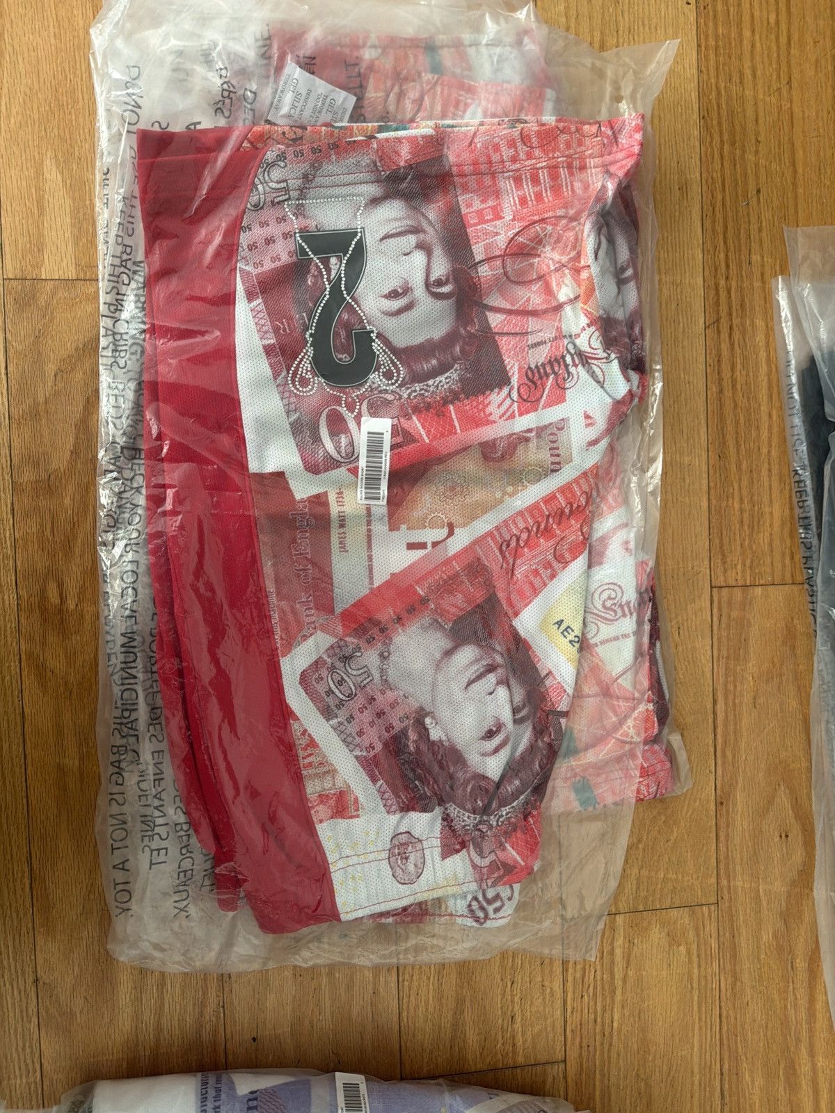 Supreme Supreme pounds soccer short red small Size US 30 / EU 46 - 3 Thumbnail