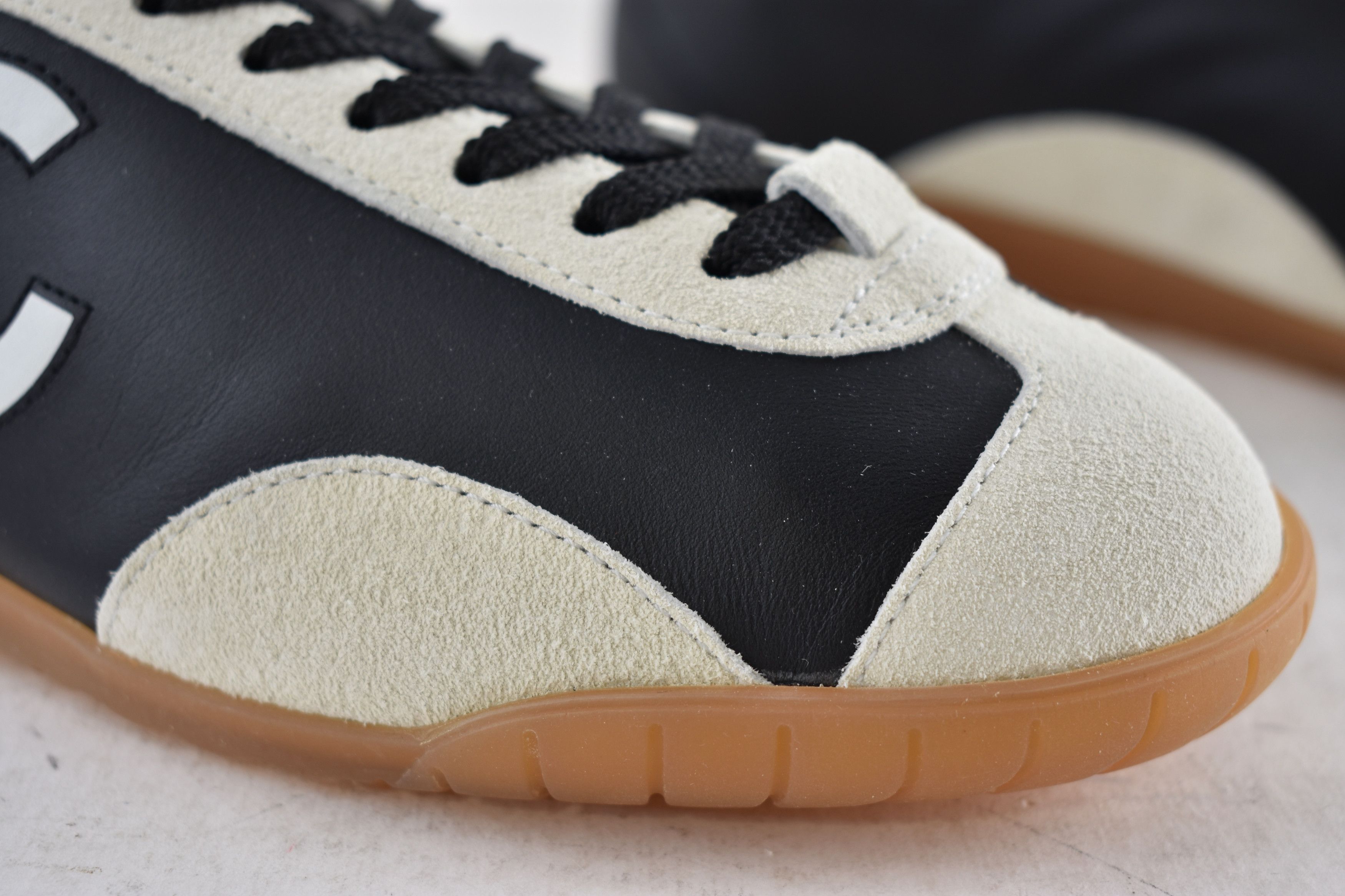 Chanel 26P White Leather Suede CC Logo Runner Trainer Sneaker 39 Size US 9 / IT 39 - 9 Thumbnail
