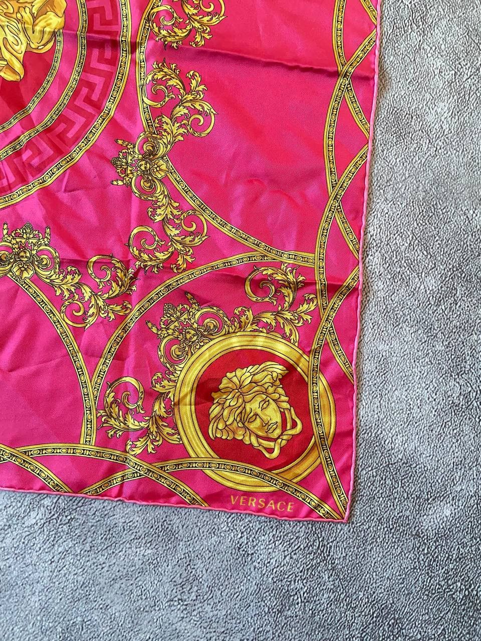Versace Gianni Versace Bold Fuchsia & Gold „House Of Versace“ Silk Size ONE SIZE - 8 Thumbnail