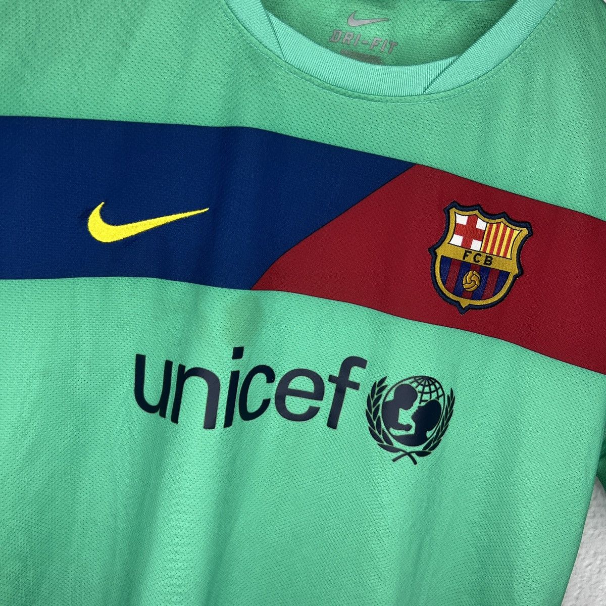 Nike Nike FC Barcelona Xavi 6 Jersey Tshirt Tee Away Kit 2011 Size US S / EU 44-46 / 1 - 5 Thumbnail