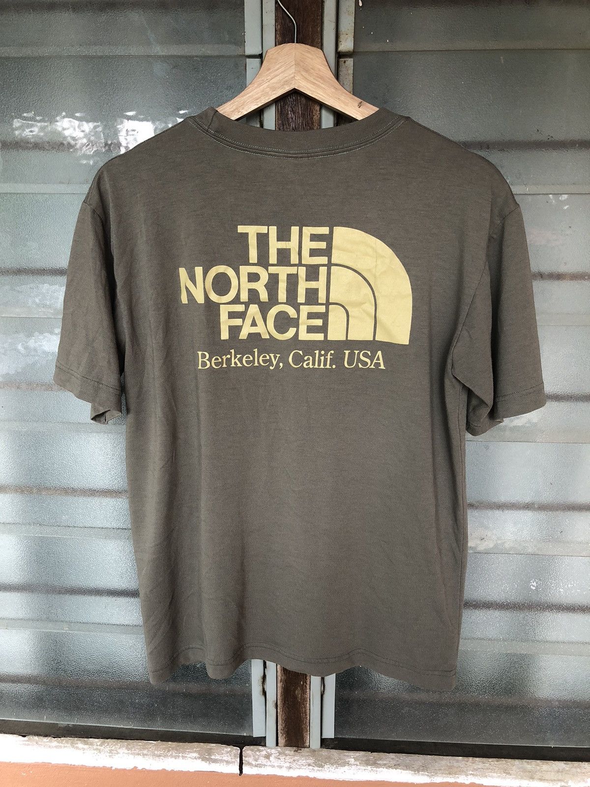 The North Face Vintage The North Face Brown Shirt Tee Size US M / EU 48-50 / 2 - 1 Thumbnail