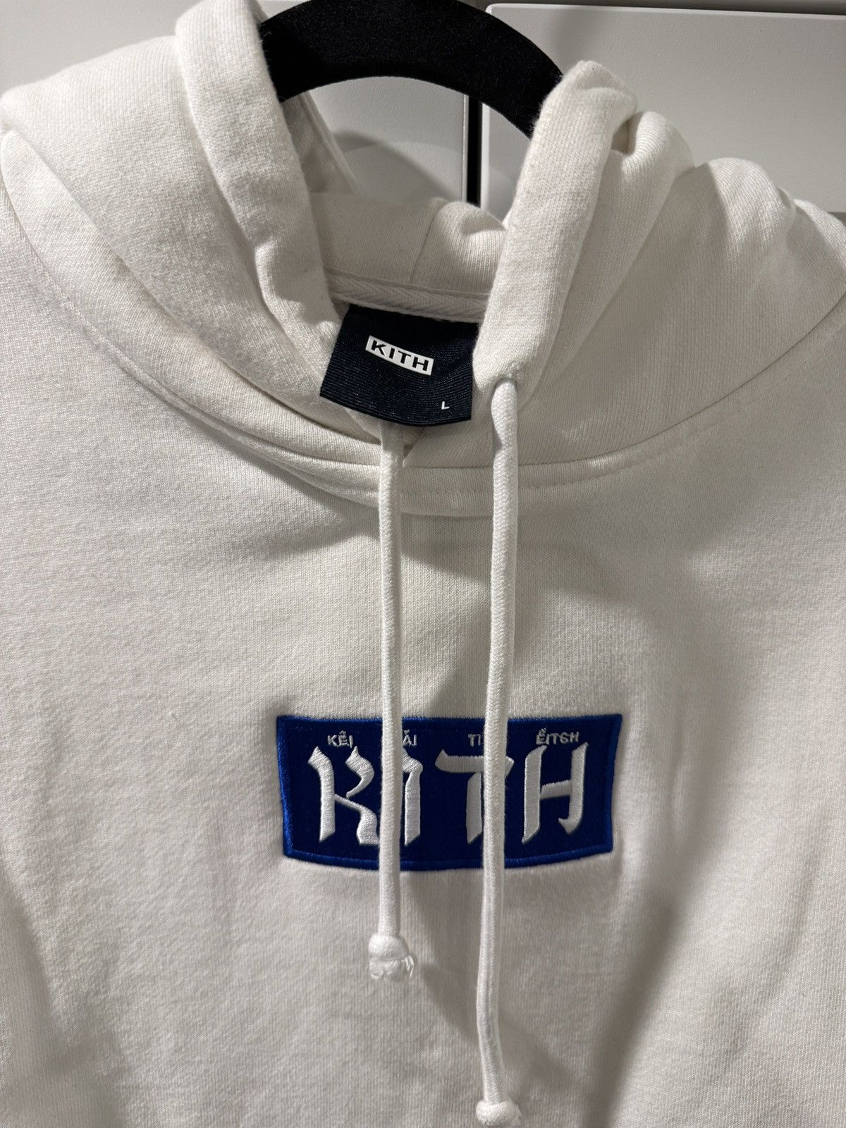 Kith KITH HEBREW SCRIPT WHITE HOODIE Size US L / EU 52-54 / 3 - 3 Thumbnail