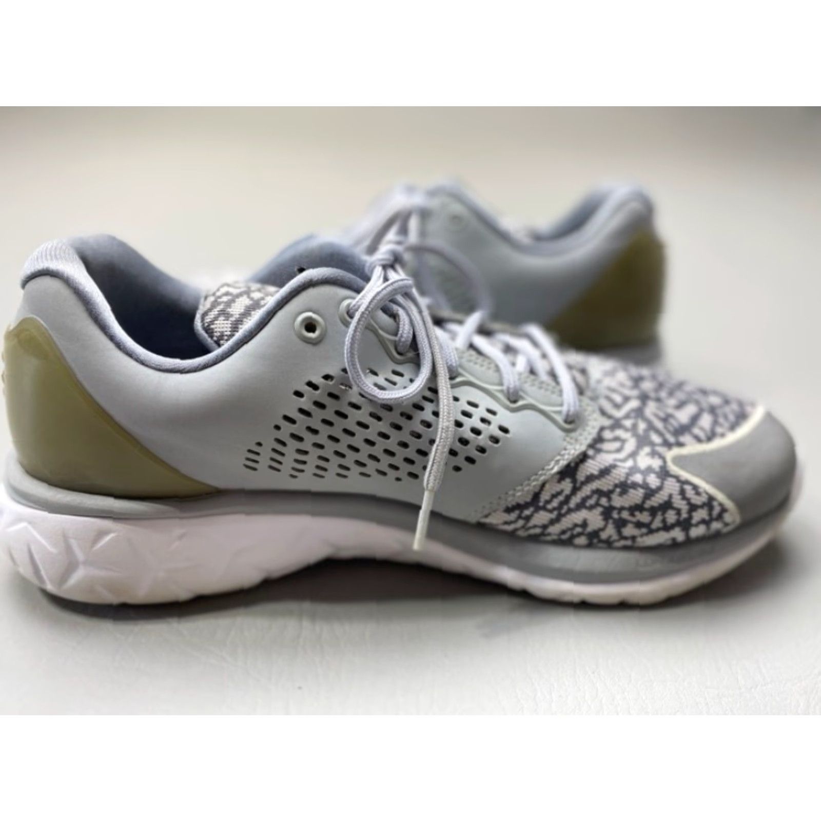 Jordan Brand Nike Air Jordan Trainer ST Wolf Grey Platinum Cement 820253-003 Size 10 Nike Jordan Trainer ST Wolf Grey 10 Mens Gray 2000s 2010s Sneakers Size US 10 / EU 43 - 6 Thumbnail