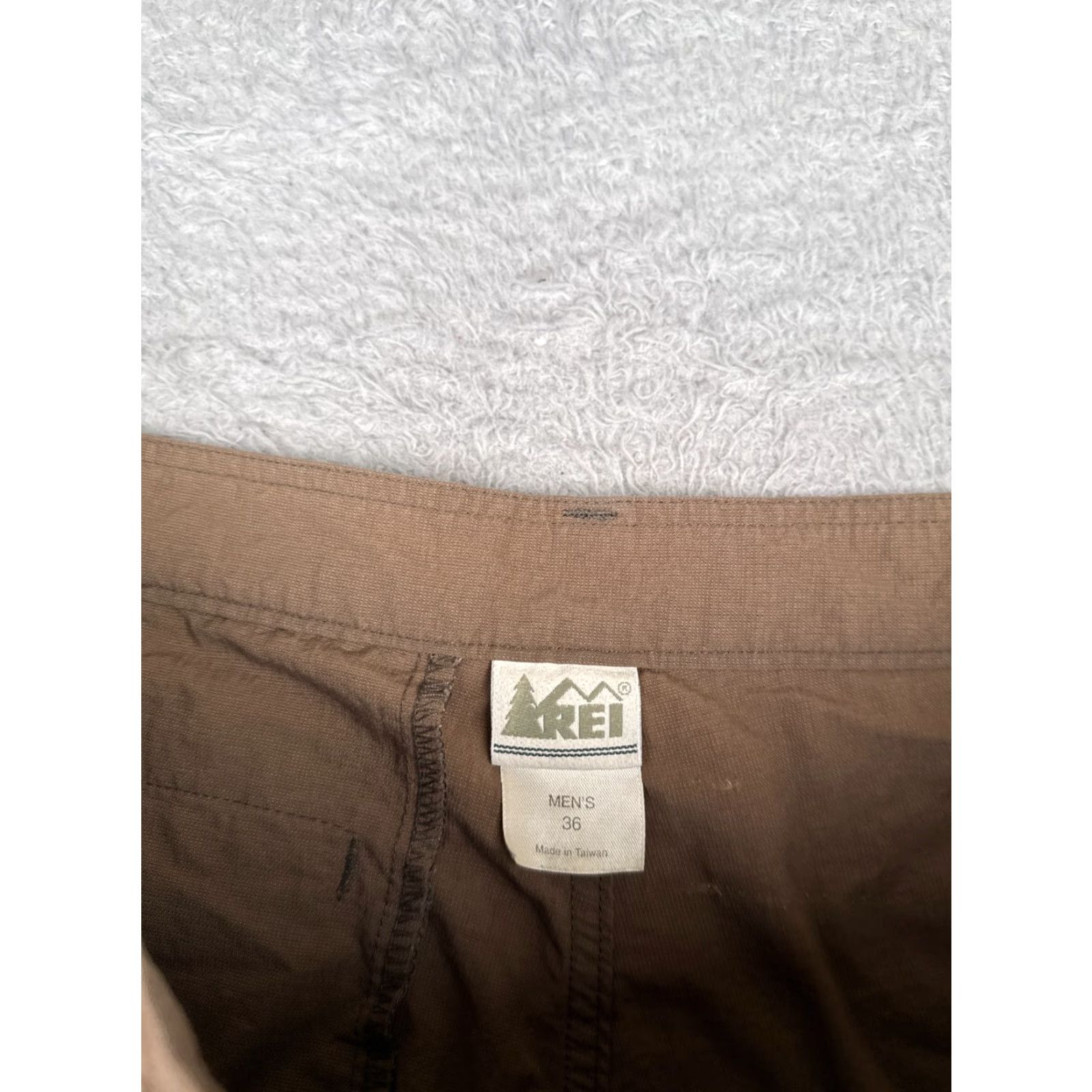 Vintage REI Men Shorts Cargo 36 Brown Nylon Cotton Shell Pockets Zip 9 Inseam Cargo Pocket Travel Casual 36x9 Mens Size US 36 / EU 52 - 7 Thumbnail