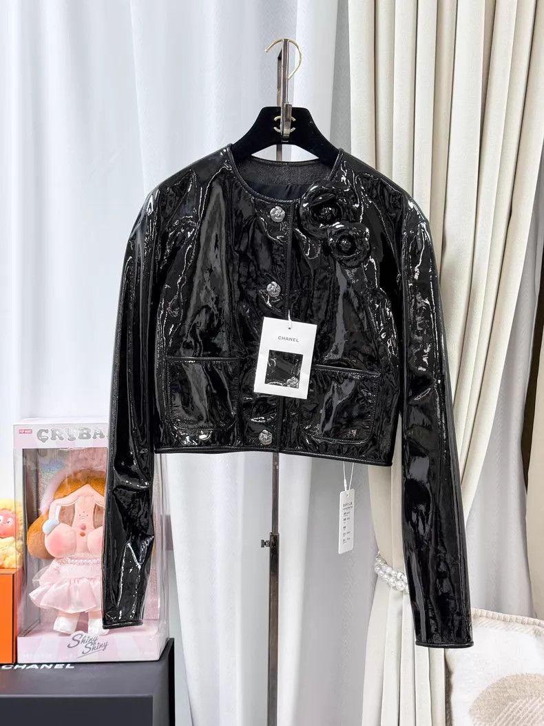 Chanel Chanel Camellia patent leather long-sleeved short leather Size XS / US 0-2 / IT 36-38 - 1 Thumbnail