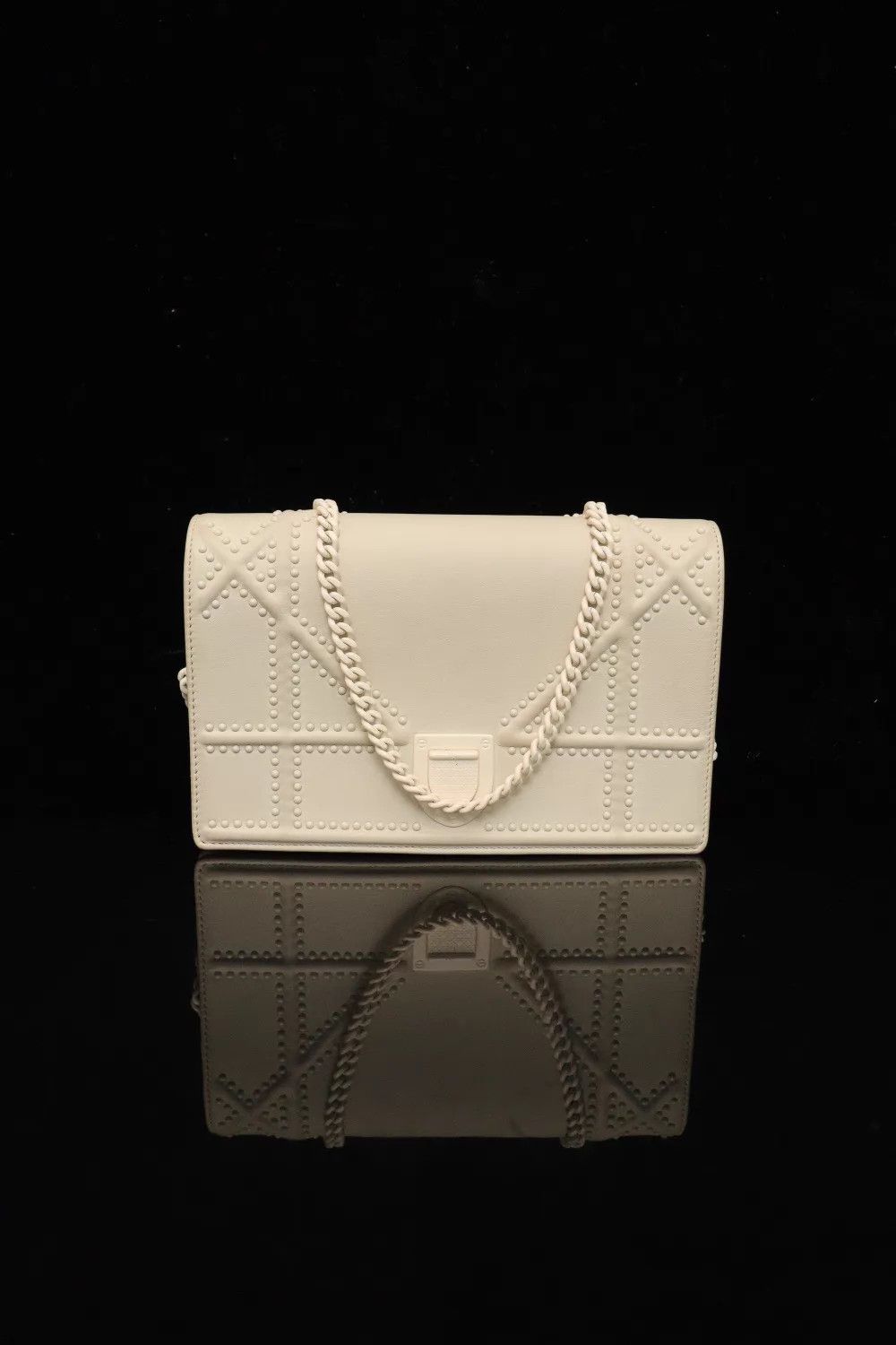 Dior Dior Shield Matte White Chain Bag 19x12 Size ONE SIZE - 1 Thumbnail