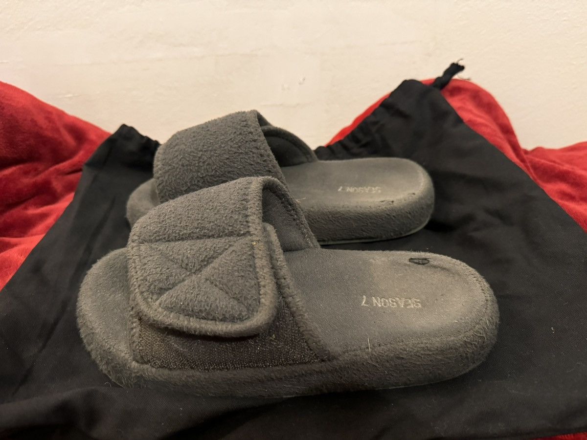 Yeezy Yeezy season 7 fleece slides Size US 6.5 / EU 39-40 - 2 Thumbnail