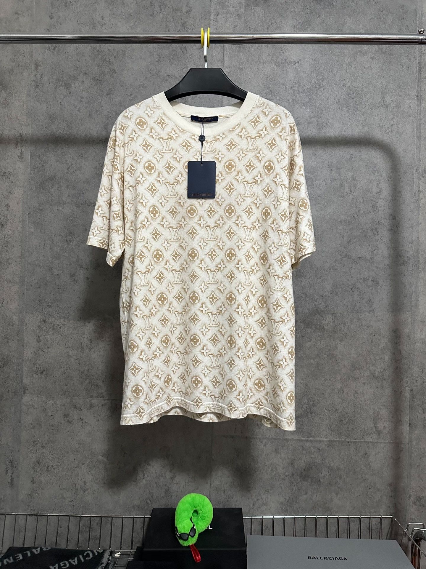 Louis Vuitton LV Logo Print Crewneck Short-Sleeve T-Shirt Size US XL / EU 56 / 4 - 1 Thumbnail