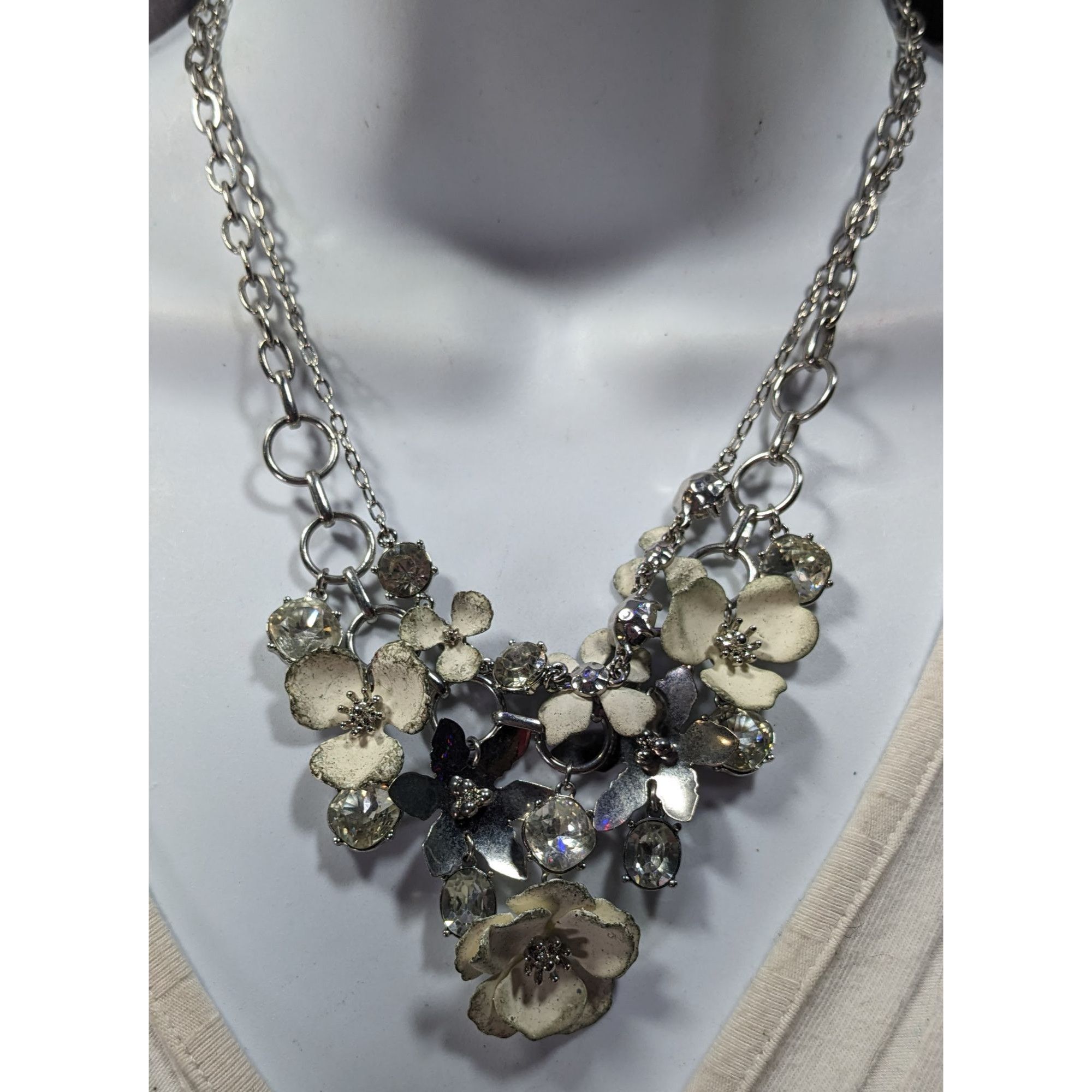Banana Republic Banana Republic Preppy Floral White And Silver Tone Multilay Size ONE SIZE - 2 Thumbnail