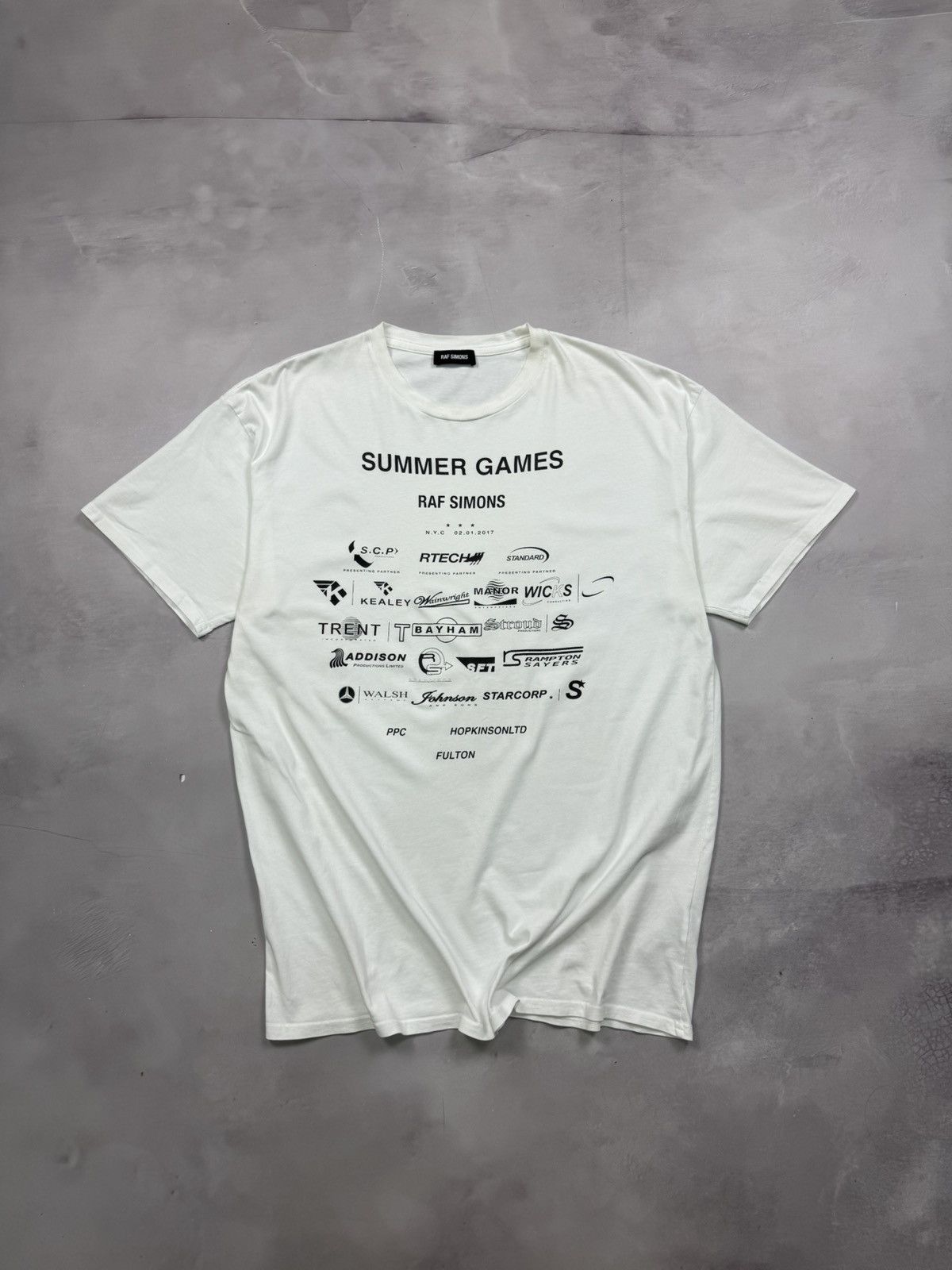最安値RAF SIMONS  SUMMER GAMES tee Raf Simons Easy Fit Summer Games Tee in White & Black | FWRD