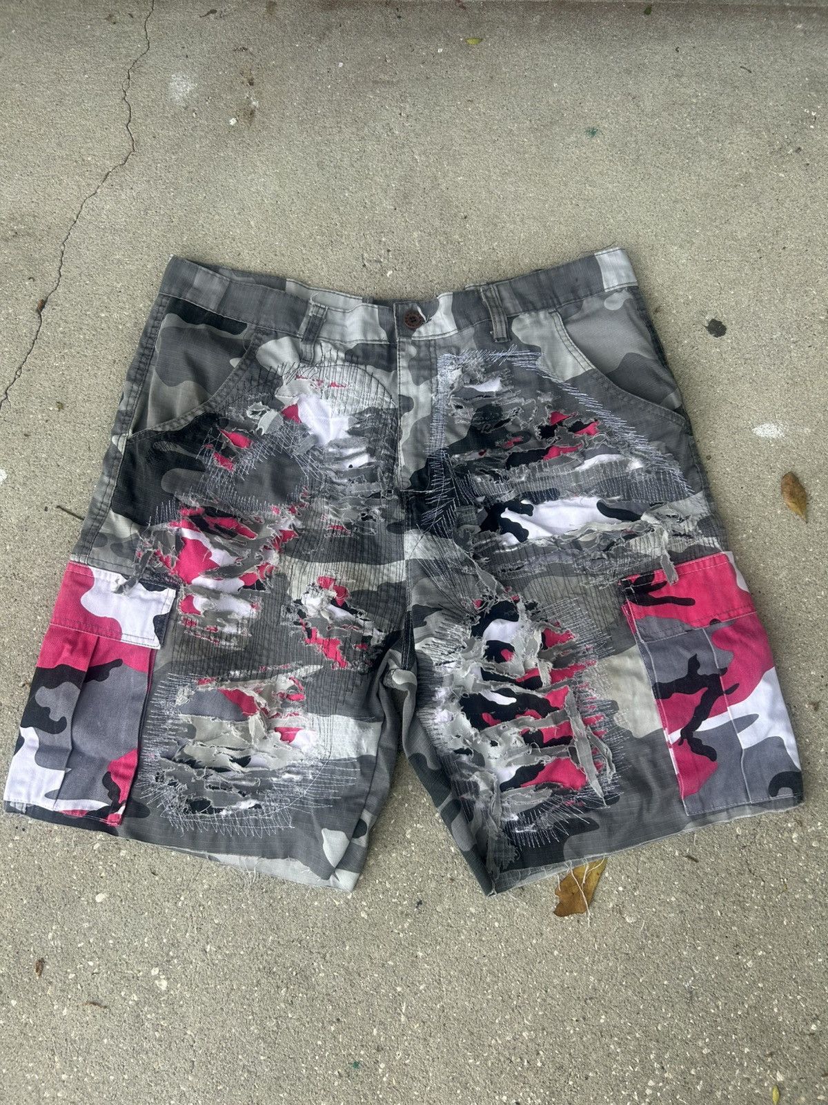 Other 1/1 Your World distressed repaired snow camo 8 pocket cargos Size US 42 / EU 58 - 1 Thumbnail