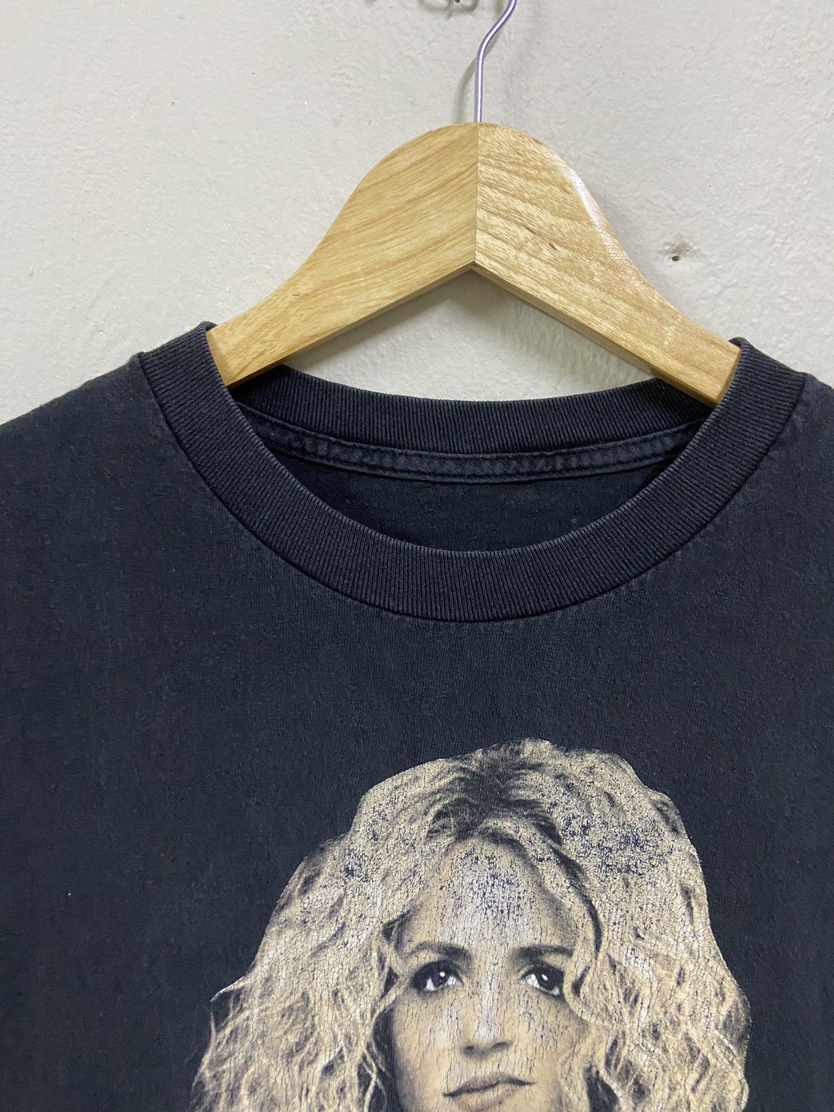 Band Tees × Vintage Vintage Y2K 2018 Shakira Eldorado Tour Tee Size US L / EU 52-54 / 3 - 5 Thumbnail
