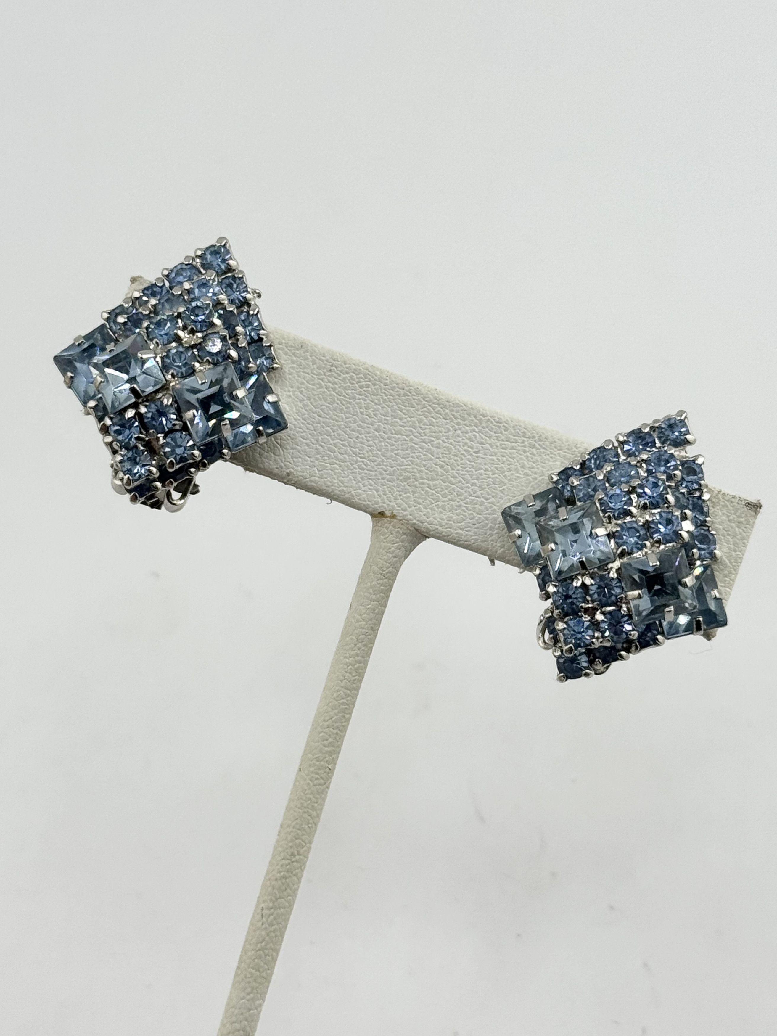 Vintage Vintage blue glass rhinestone clip on earrings Size ONE SIZE - 2 Thumbnail