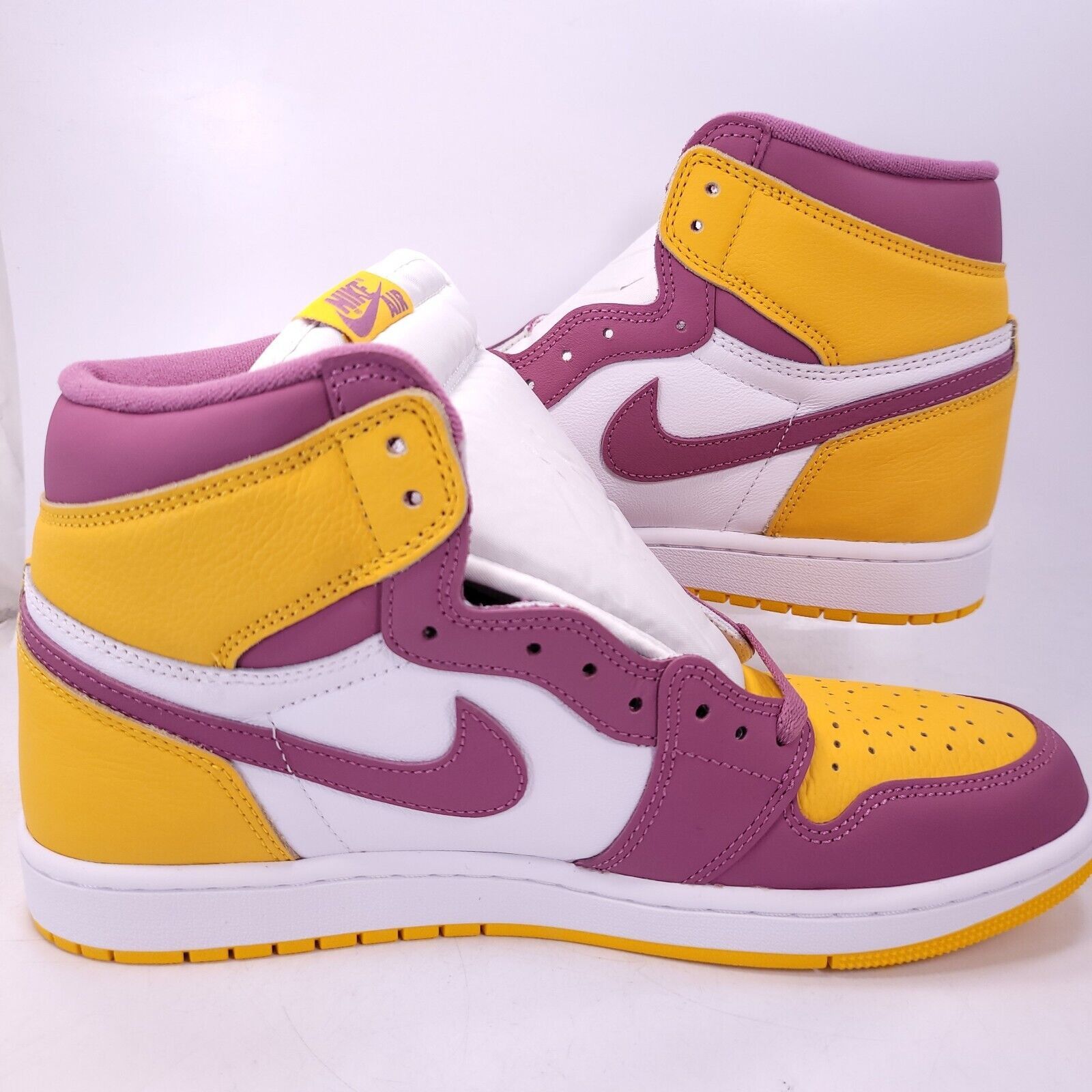 Nike Nike Air Jordan 1 Retro High Basketball Size 10.5 555088-706 Size US 10.5 / EU 43-44 - 3 Thumbnail