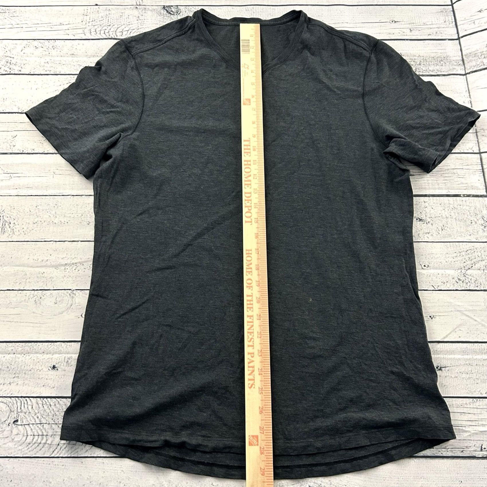 Lululemon Lululemon Short Sleeve T-Shirt V-Neck Men Large Gray Shirt Men L V-Neck Activewear Short Sleeve T-Shirt Gray Size US L / EU 52-54 / 3 - 3 Thumbnail