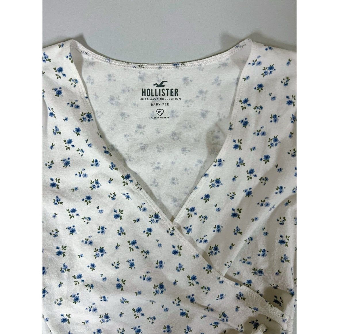 Hollister White Floral Wrap Ruched Baby Tee Shirt Top Blouse Size XS🩵✨ Size XS / US 0-2 / IT 36-38 - 3 Thumbnail