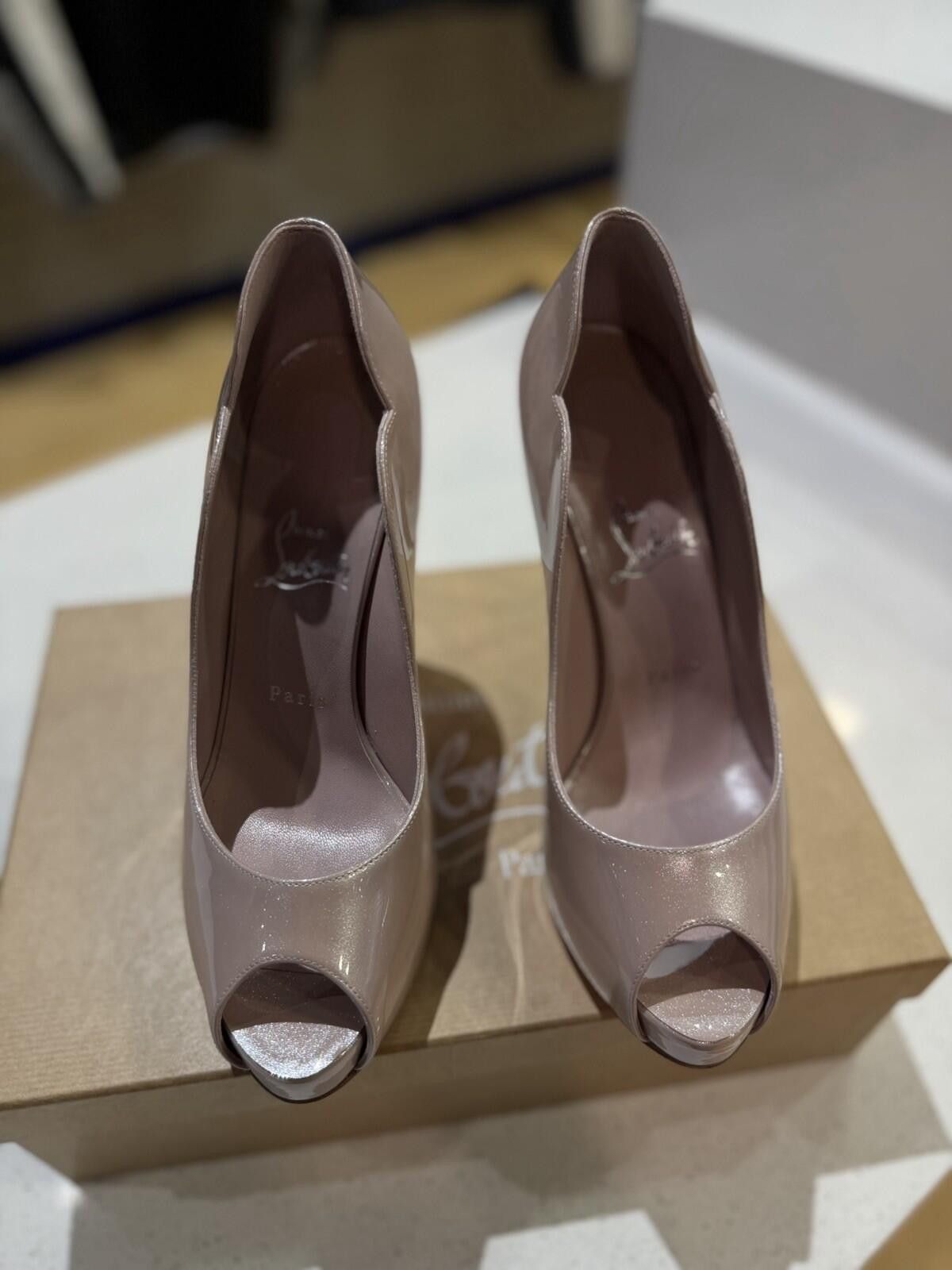 Christian Louboutin Christian Louboutin Alta Paten Scallop Peep Toe Pump 39.5EU Size US 9.5 / IT 39.5 - 5 Thumbnail