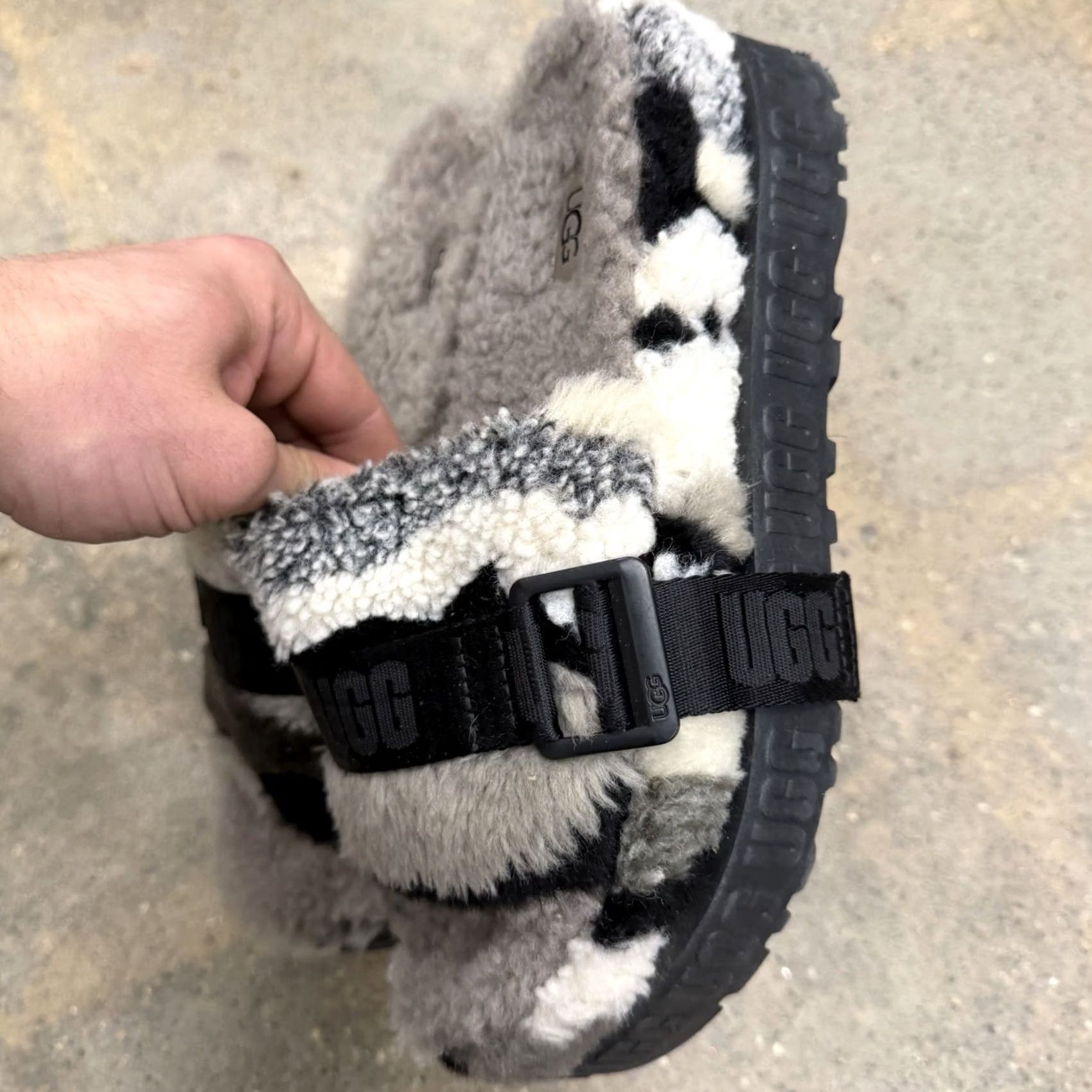 Ugg UGG Fluffita Cali Collage Slide Slippers Gray White Black Faux Fur Size 7 Slides Women Casual Slipper Slipper, Slid Size US 7 / IT 37 - 6 Thumbnail