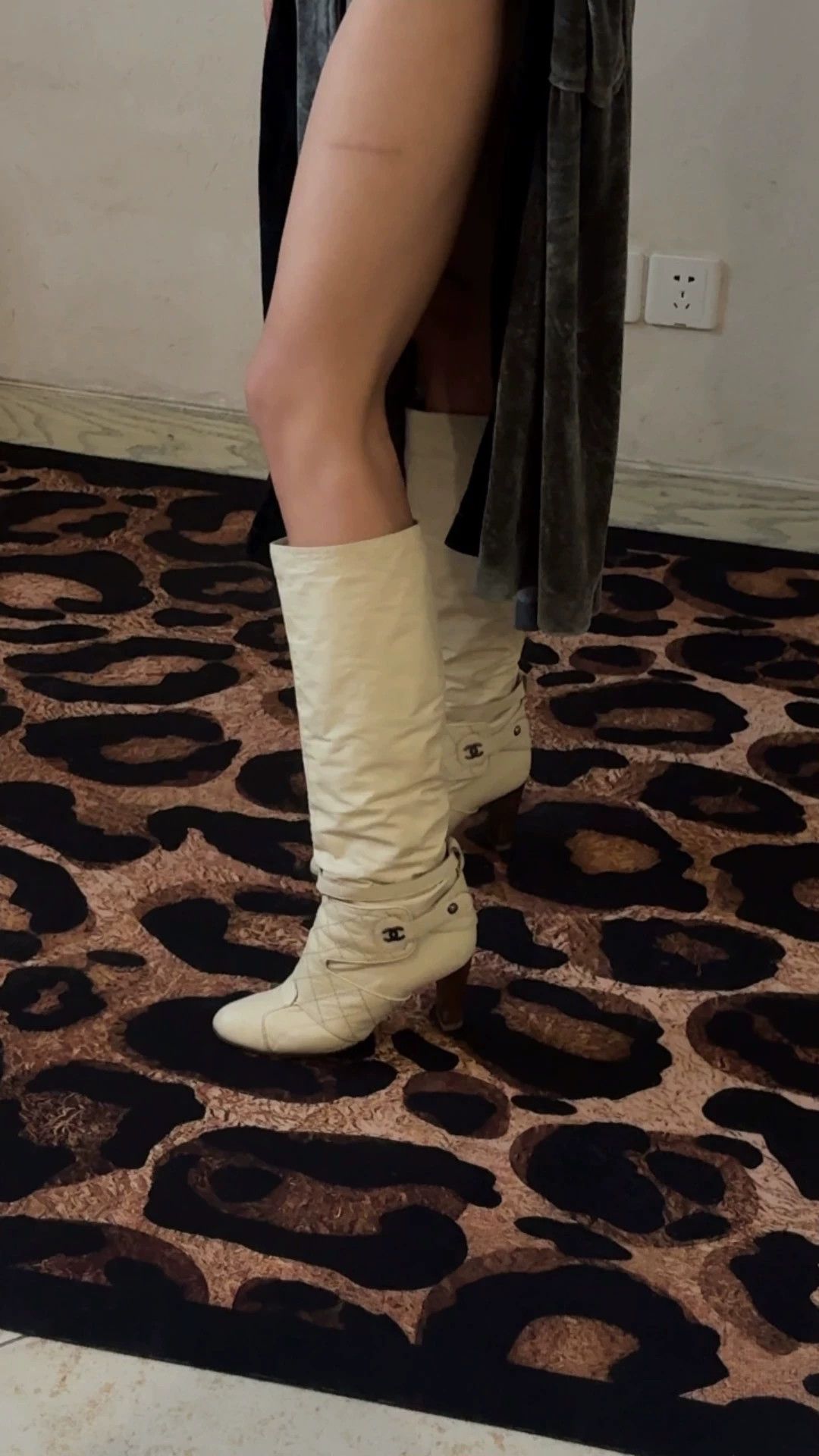 Chanel Chanel Vintage Beige Quilted Two-Way Stacked Heel Boots 38 Size US 7.5 / IT 37.5 - 1 Thumbnail