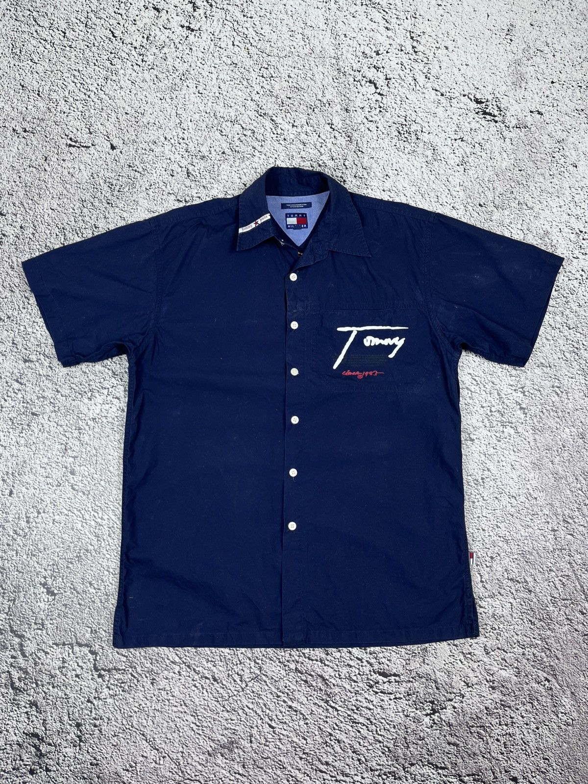Tommy Hilfiger Vintage Tommy Hilfiger Big Logo shirt Size US L / EU 52-54 / 3 - 1 Thumbnail