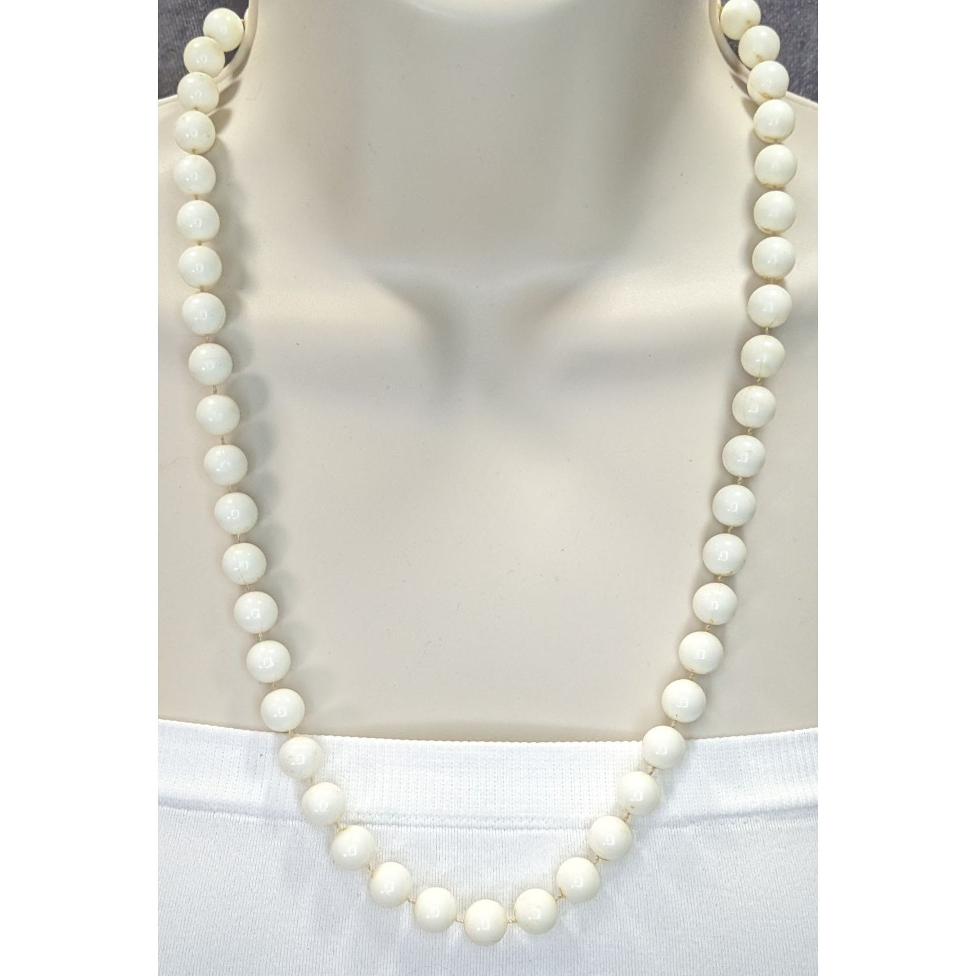 Other Vintage Retro White Beaded Necklace With Spring Ring Clasp Size ONE SIZE - 1 Thumbnail