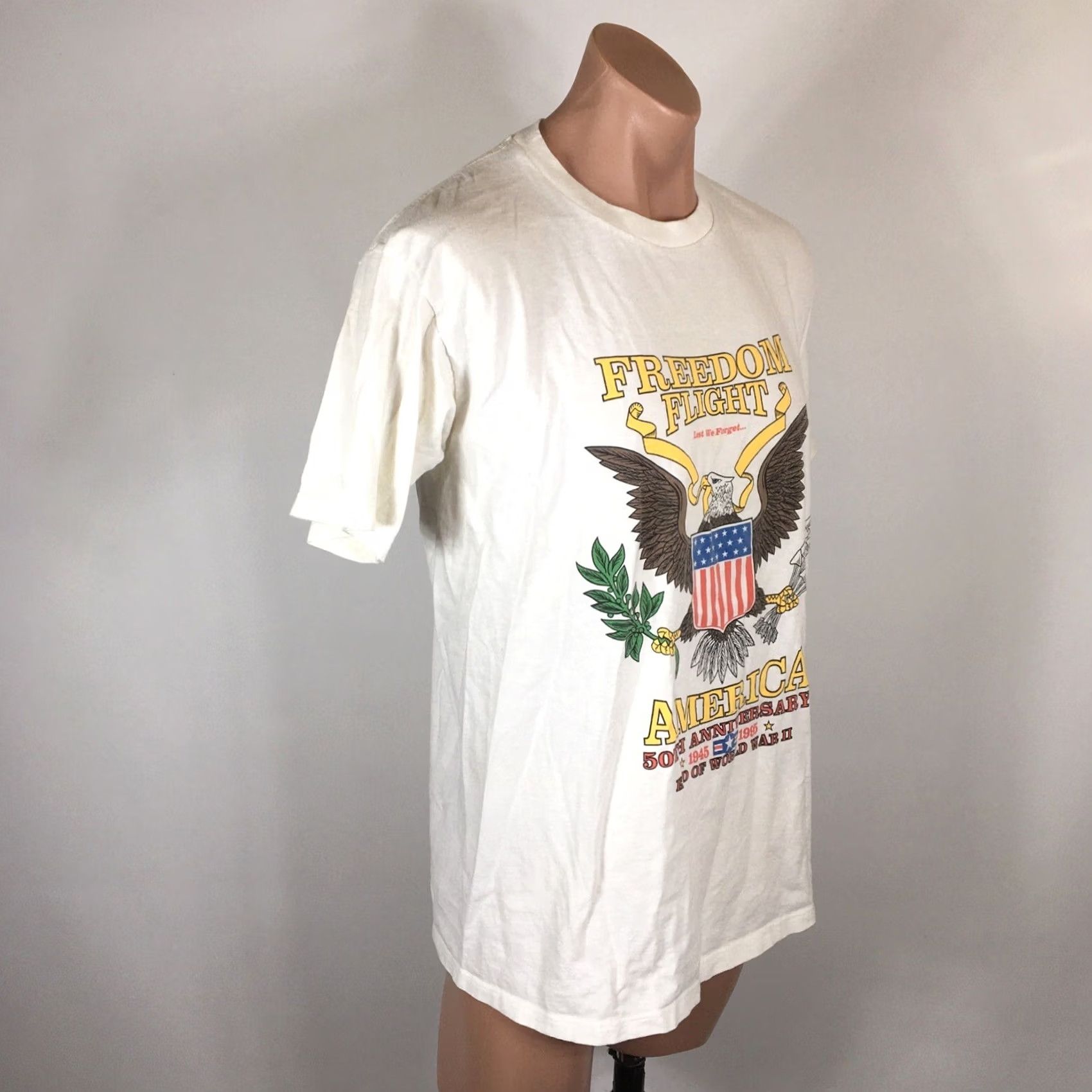 Vintage VINTAGE 1990s FREEDOM FLIGHT AMERICA T-SHIRT LG Men White 100% Cotton END OF WORLD WAR II FL Robinson Size US L / EU 52-54 / 3 - 3 Thumbnail