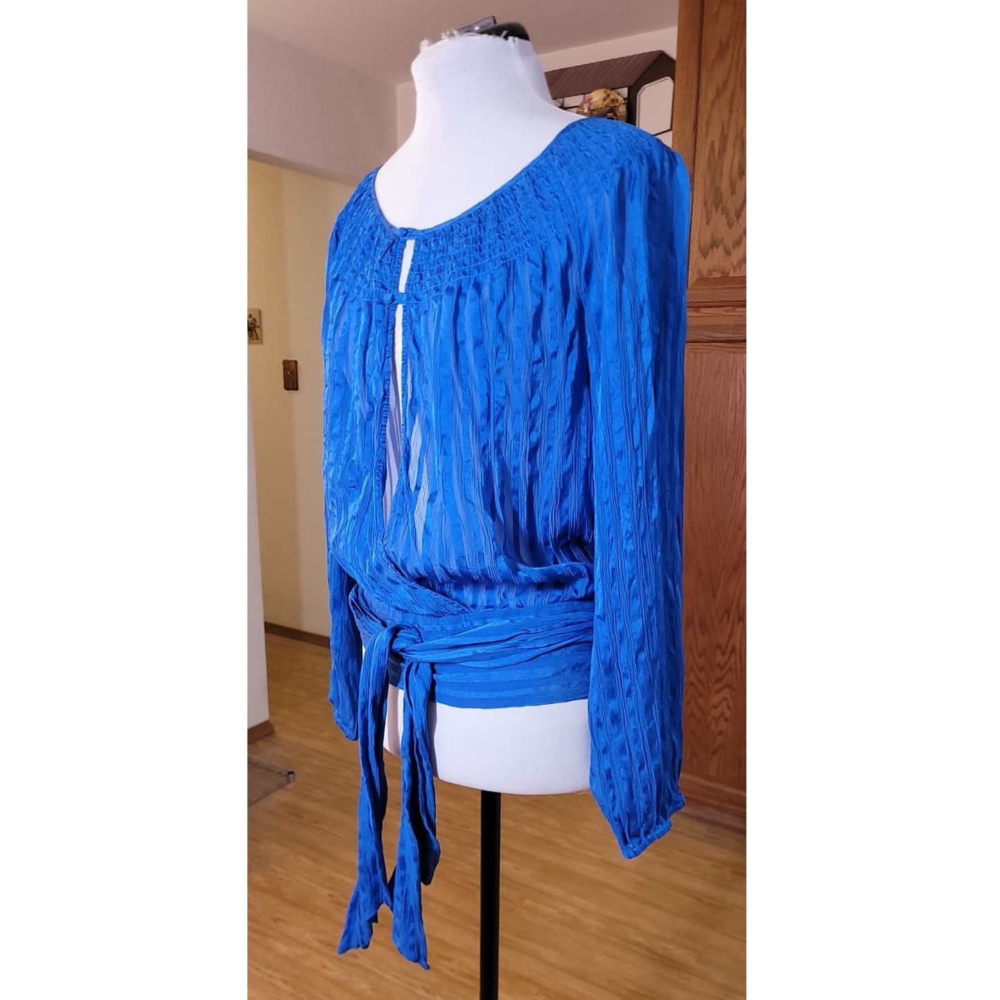 Bcbgmaxazria BCBG Maxazria Silk Top M Blue Bohemian Open Back Semi Sheer Size M / US 6-8 / IT 42-44 - 4 Thumbnail