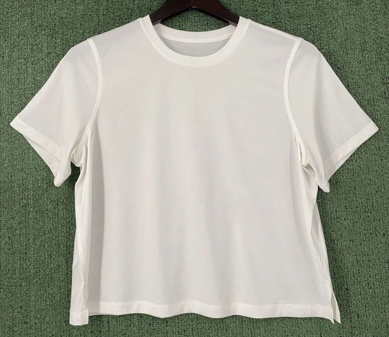 Lululemon Lululemon Ultralight Cropped White T -Shirt Women’s Size 10 Size L / US 10 / IT 46 - 1 Thumbnail