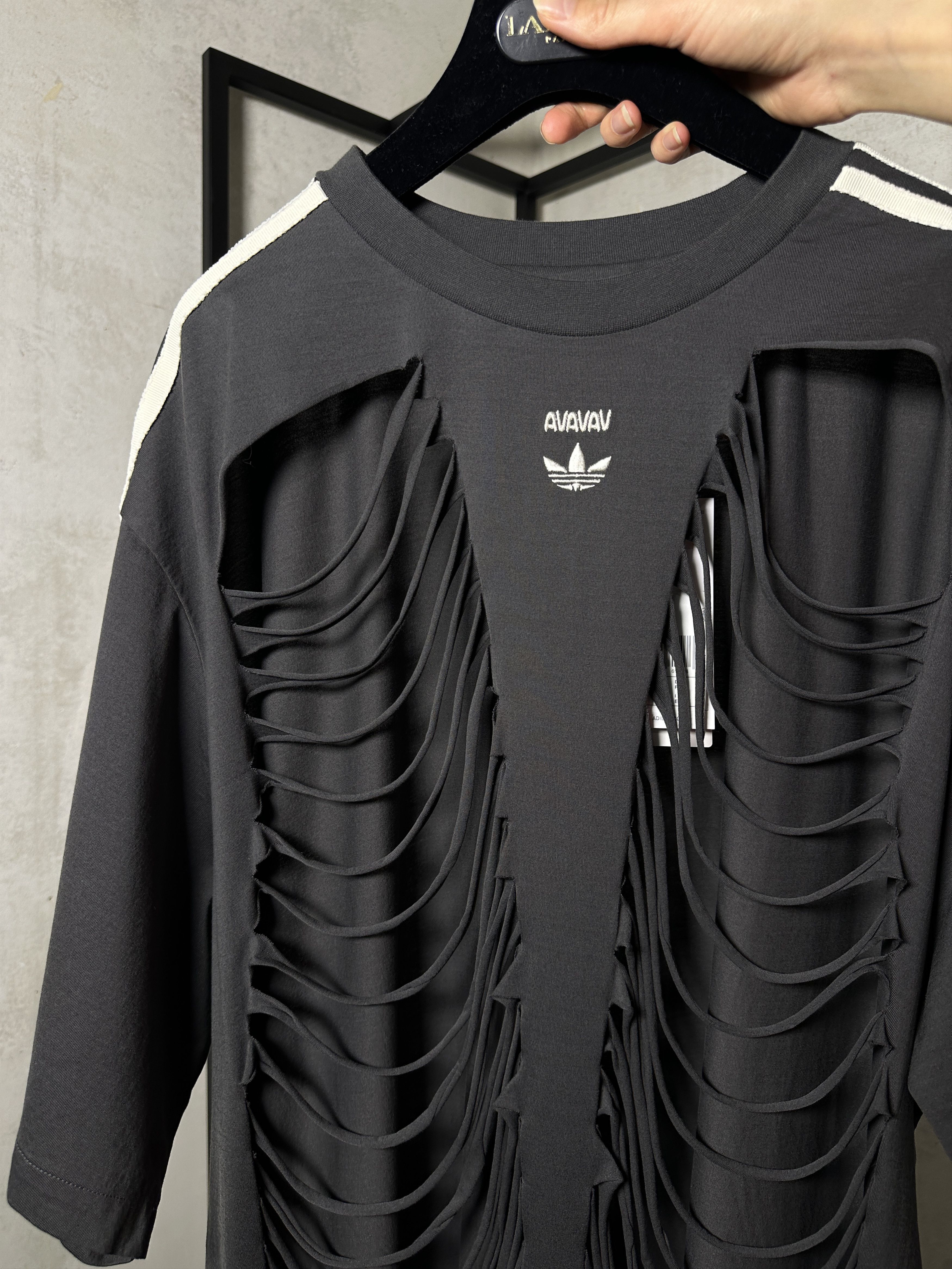 トップス adidas by Avavav SLASHED T-SHIRT adidas Originals by Avavav slashed t-shirt features cut-out